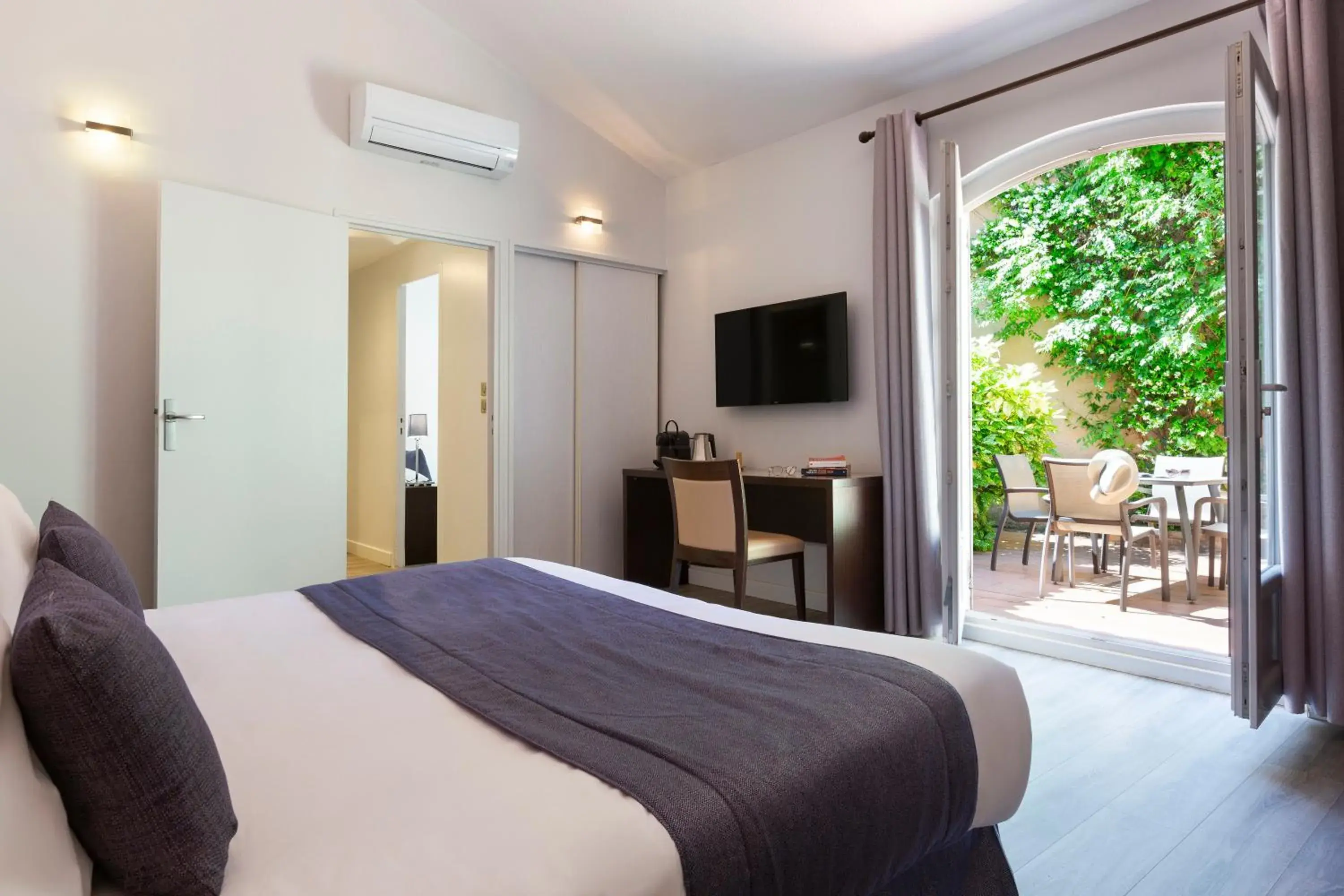 Double or Twin Room with Garden Access in SOWELL HOTELS Domaine de la Petite Isle Double or Twin Room with Garden Access in SOWELL HOTELS Domaine de la Petite Isle