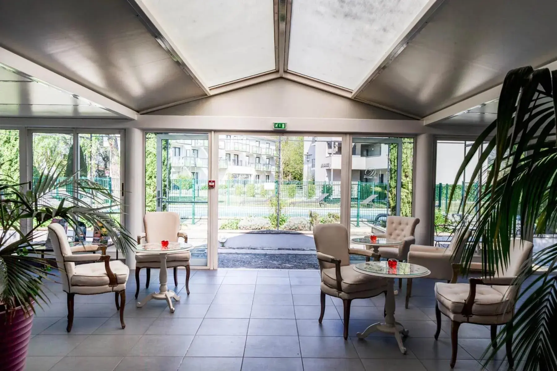 Lounge or bar in SOWELL HOTELS Domaine de la Petite Isle Lounge or bar in SOWELL HOTELS Domaine de la Petite Isle