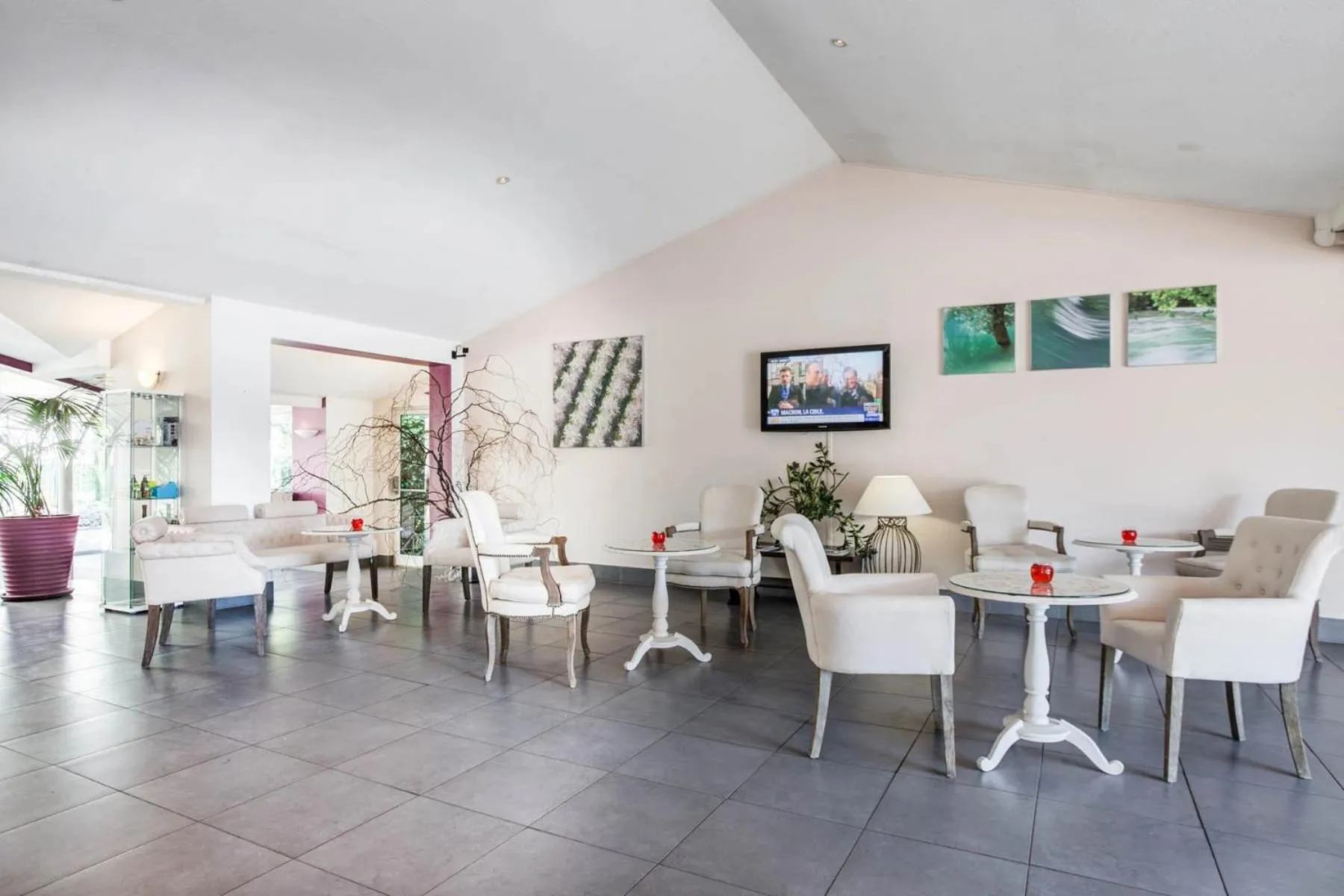 Lounge or bar in SOWELL HOTELS Domaine de la Petite Isle