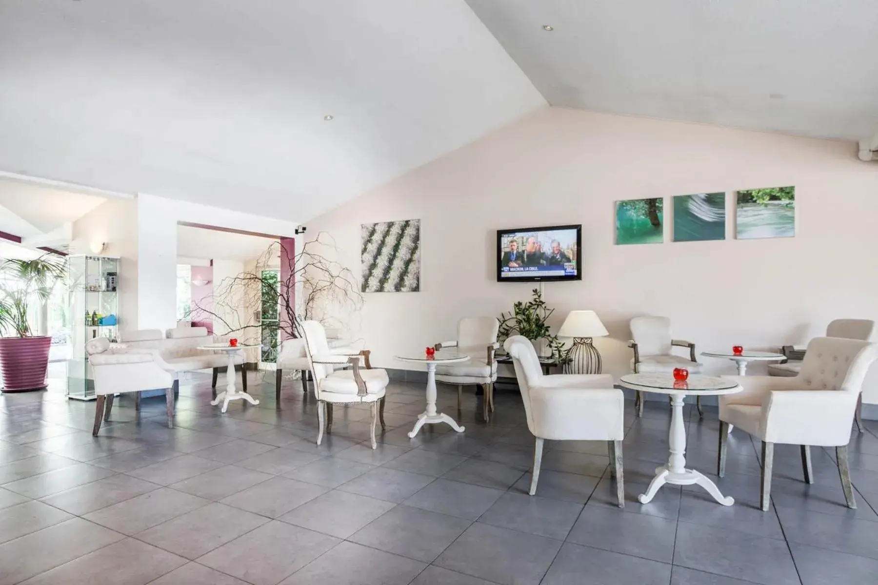 Lounge or bar in SOWELL HOTELS Domaine de la Petite Isle Lounge or bar in SOWELL HOTELS Domaine de la Petite Isle