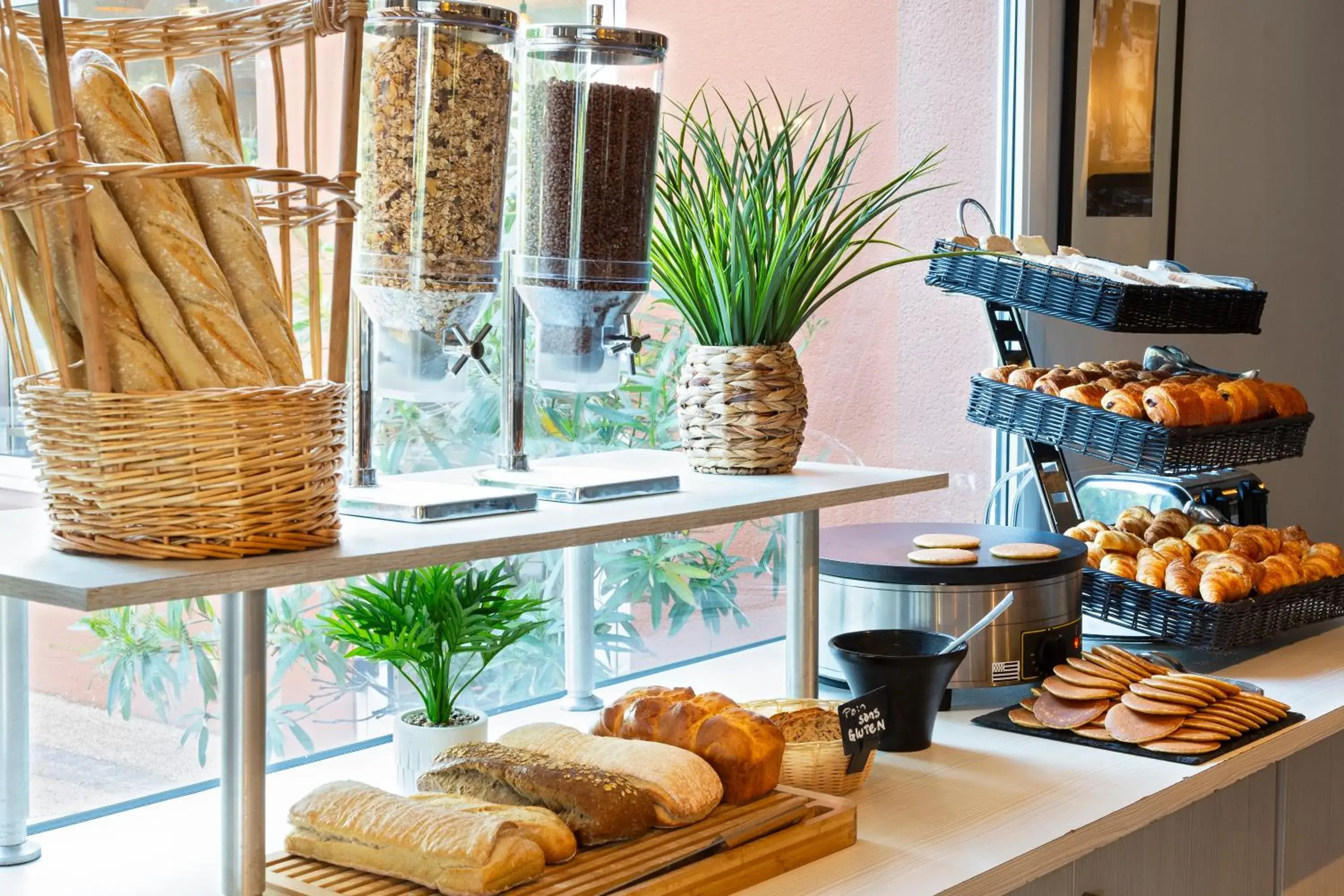 Breakfast in SOWELL HOTELS Domaine de la Petite Isle Breakfast in SOWELL HOTELS Domaine de la Petite Isle