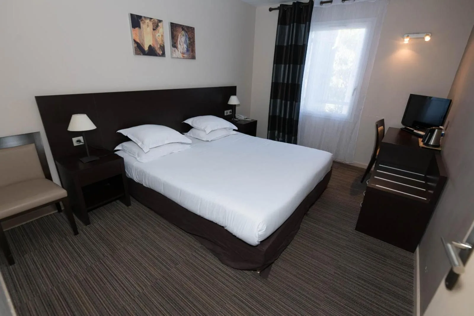 Photo of the whole room, Bed in SOWELL HOTELS Domaine de la Petite Isle