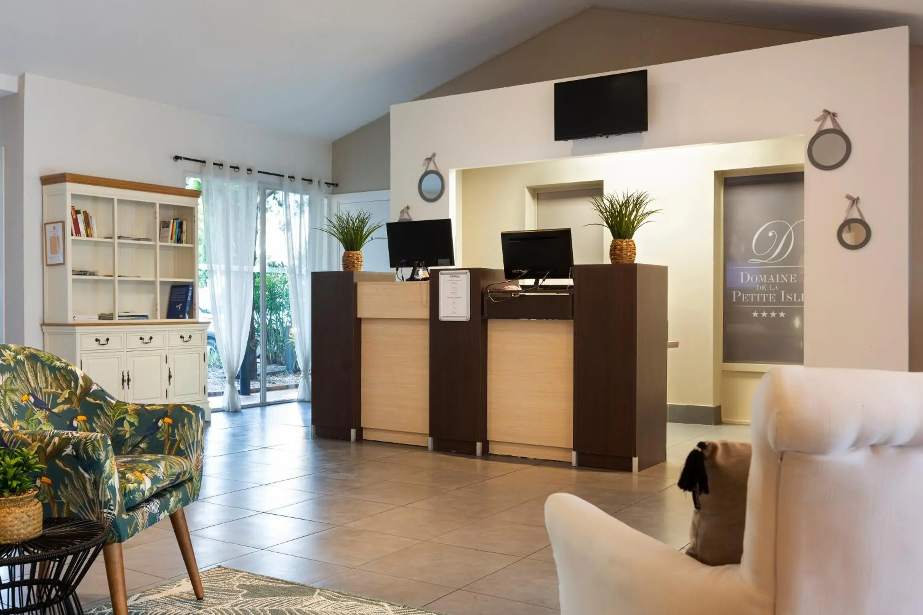 Lobby or reception in SOWELL HOTELS Domaine de la Petite Isle Lobby or reception in SOWELL HOTELS Domaine de la Petite Isle