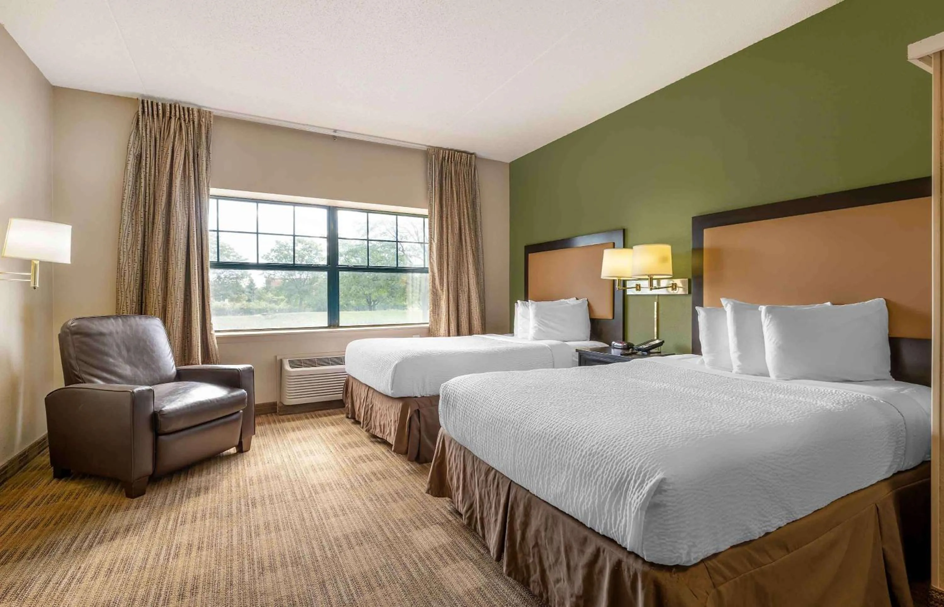Bedroom, Bed in Extended Stay America Suites - Chicago - Burr Ridge