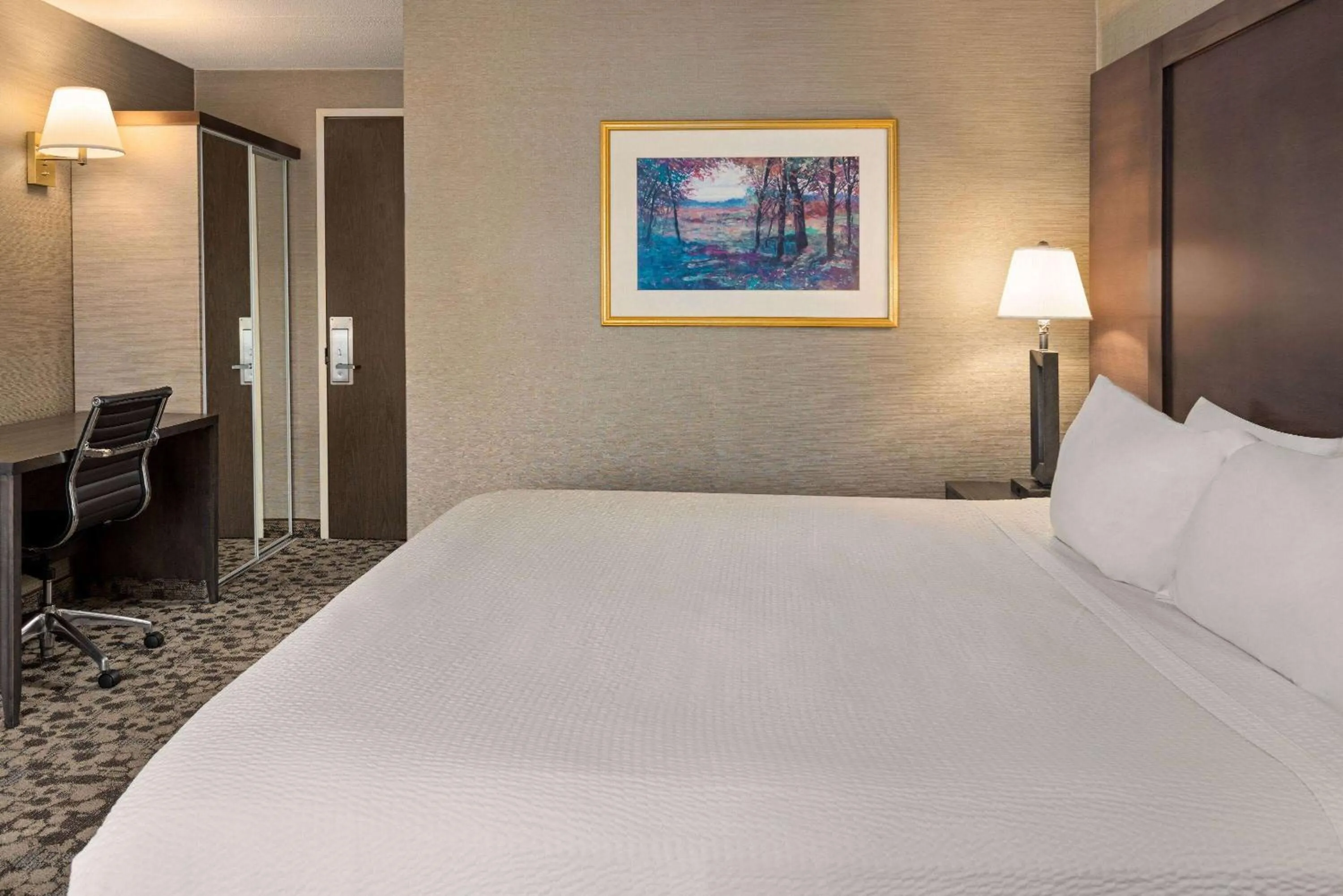 Photo of the whole room, Bed in Ramada Plaza by Wyndham Portland