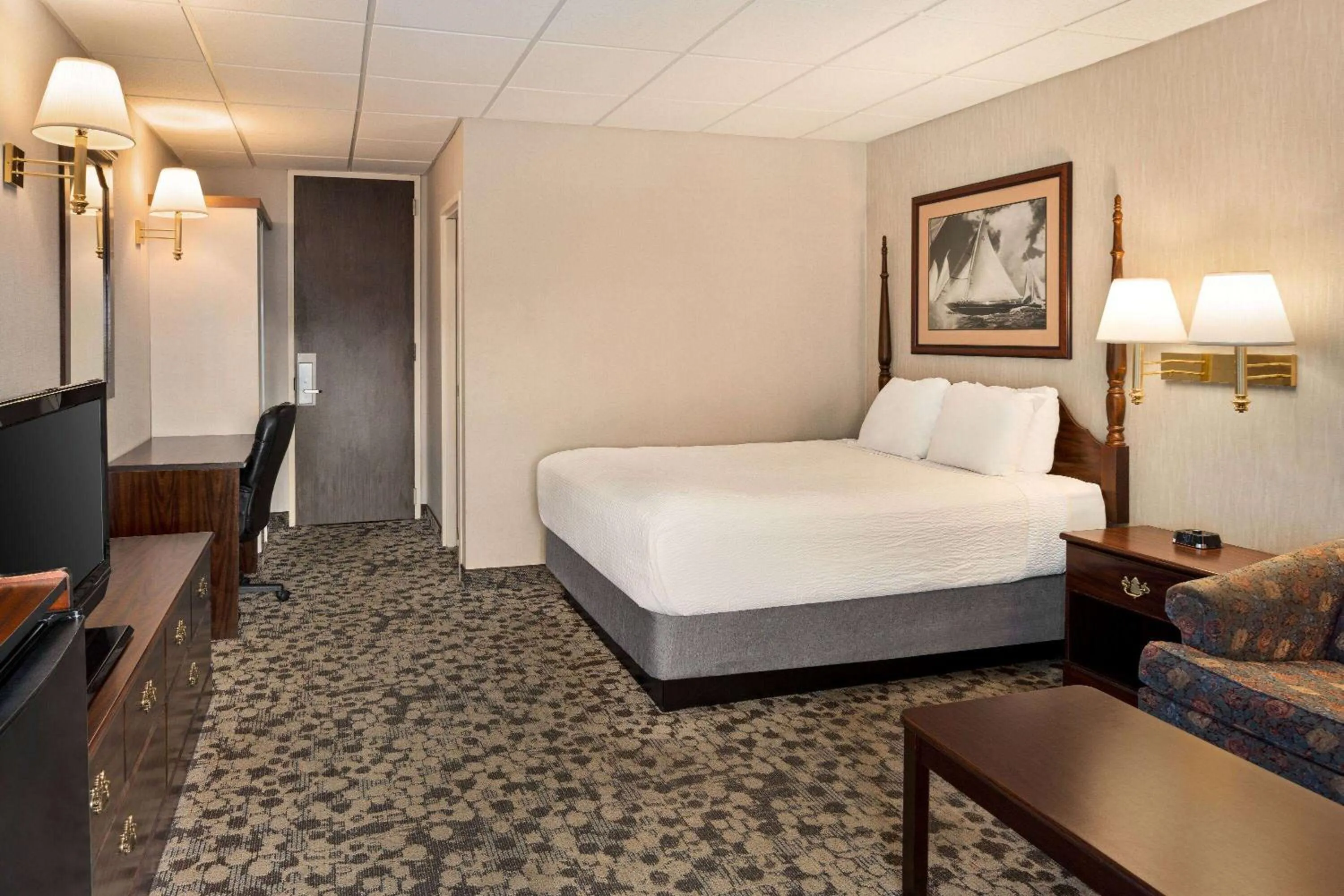 Photo of the whole room, Bed in Ramada Plaza by Wyndham Portland
