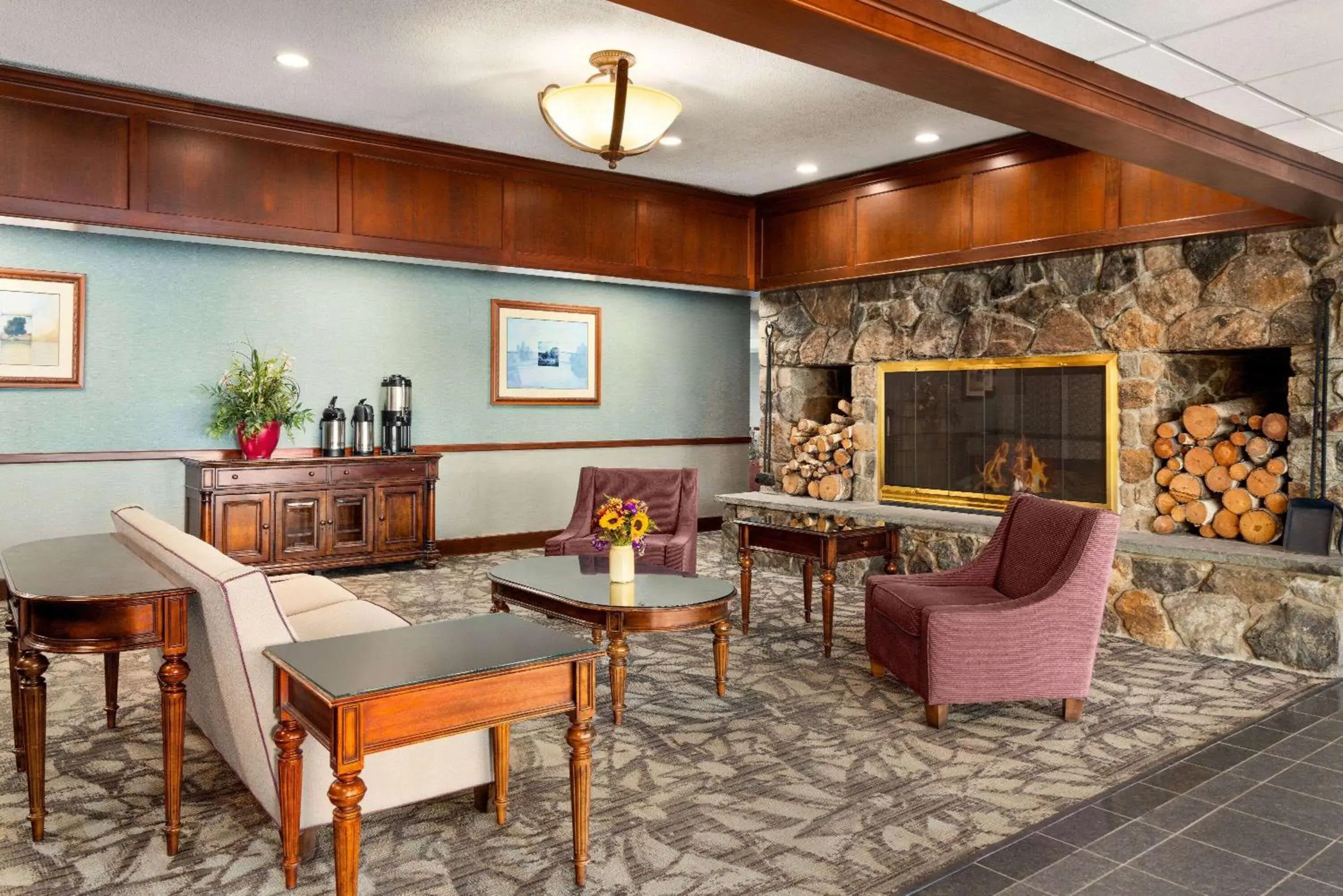 Lobby or reception in Ramada Plaza by Wyndham Portland Lobby or reception in Ramada Plaza by Wyndham Portland