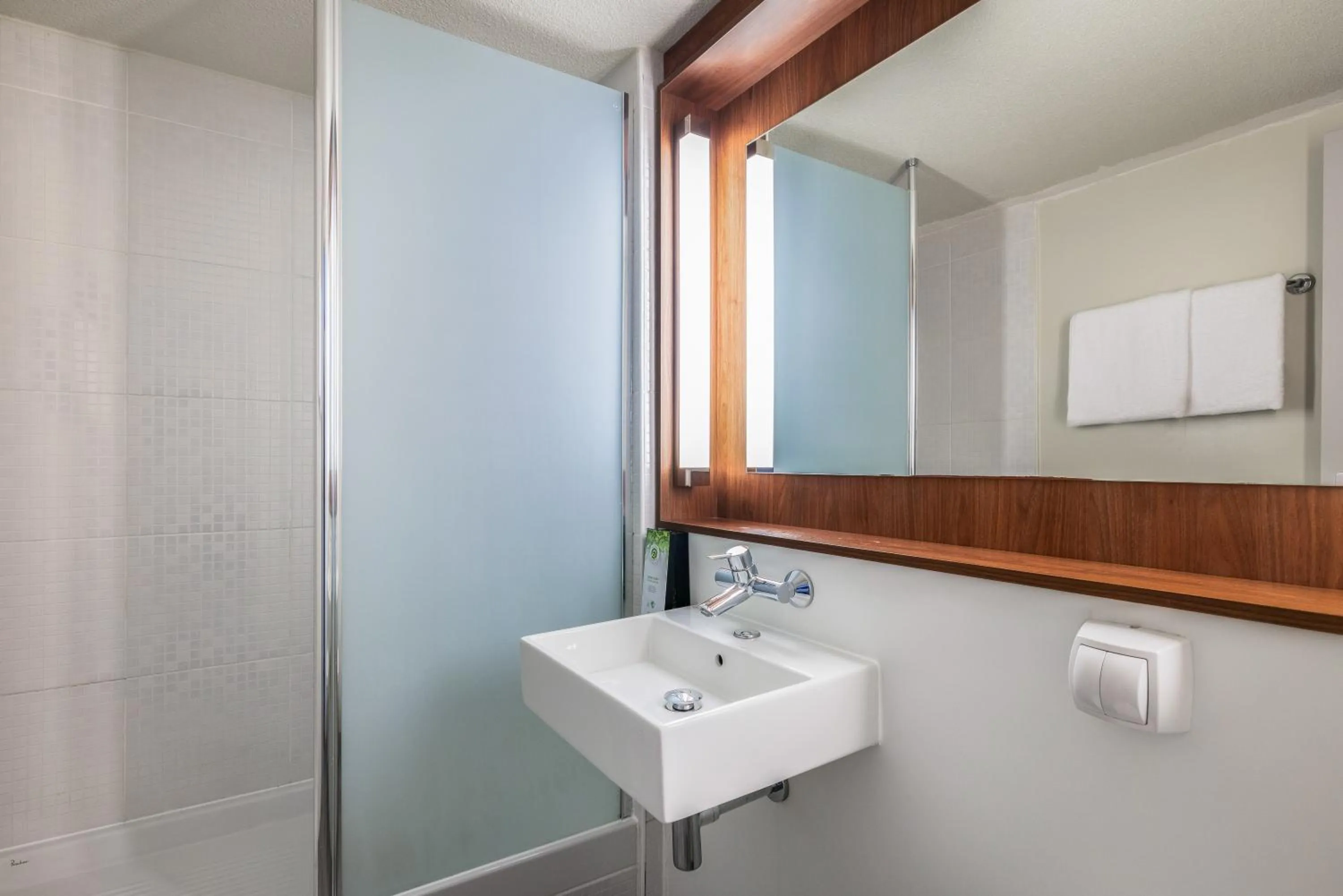 Shower in Campanile Nature - Taverny