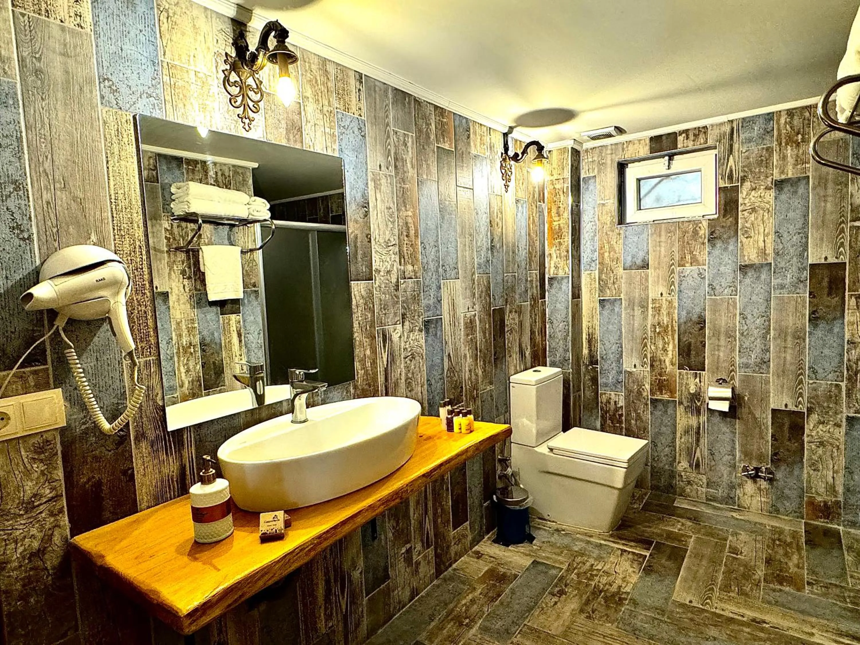 Bathroom in THE RED HORSE HOTEL