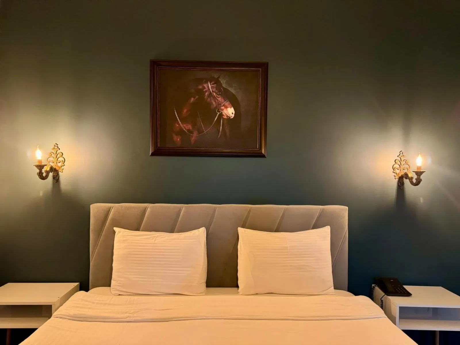 Bed in THE RED HORSE HOTEL