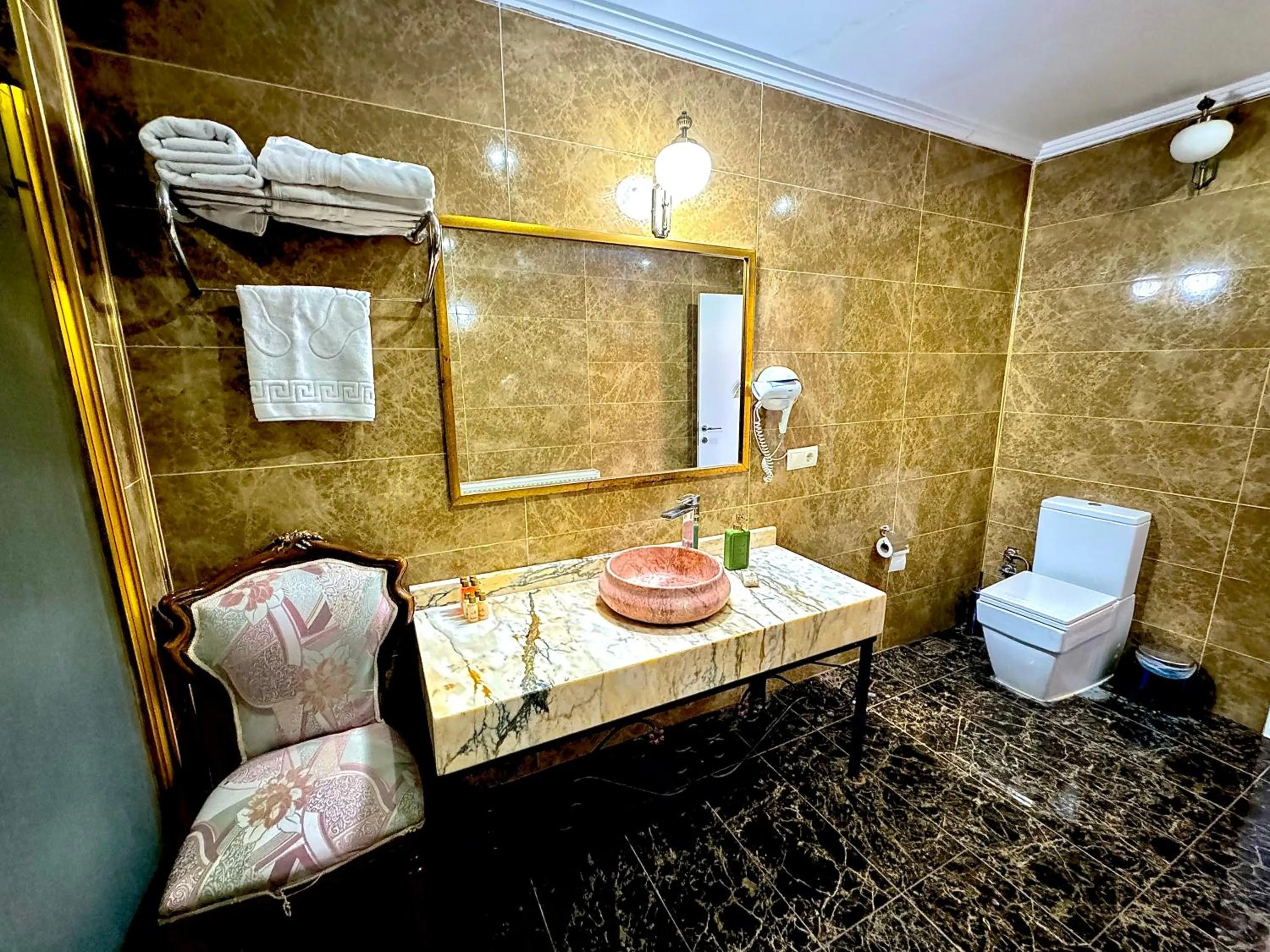 Shower in THE RED HORSE HOTEL