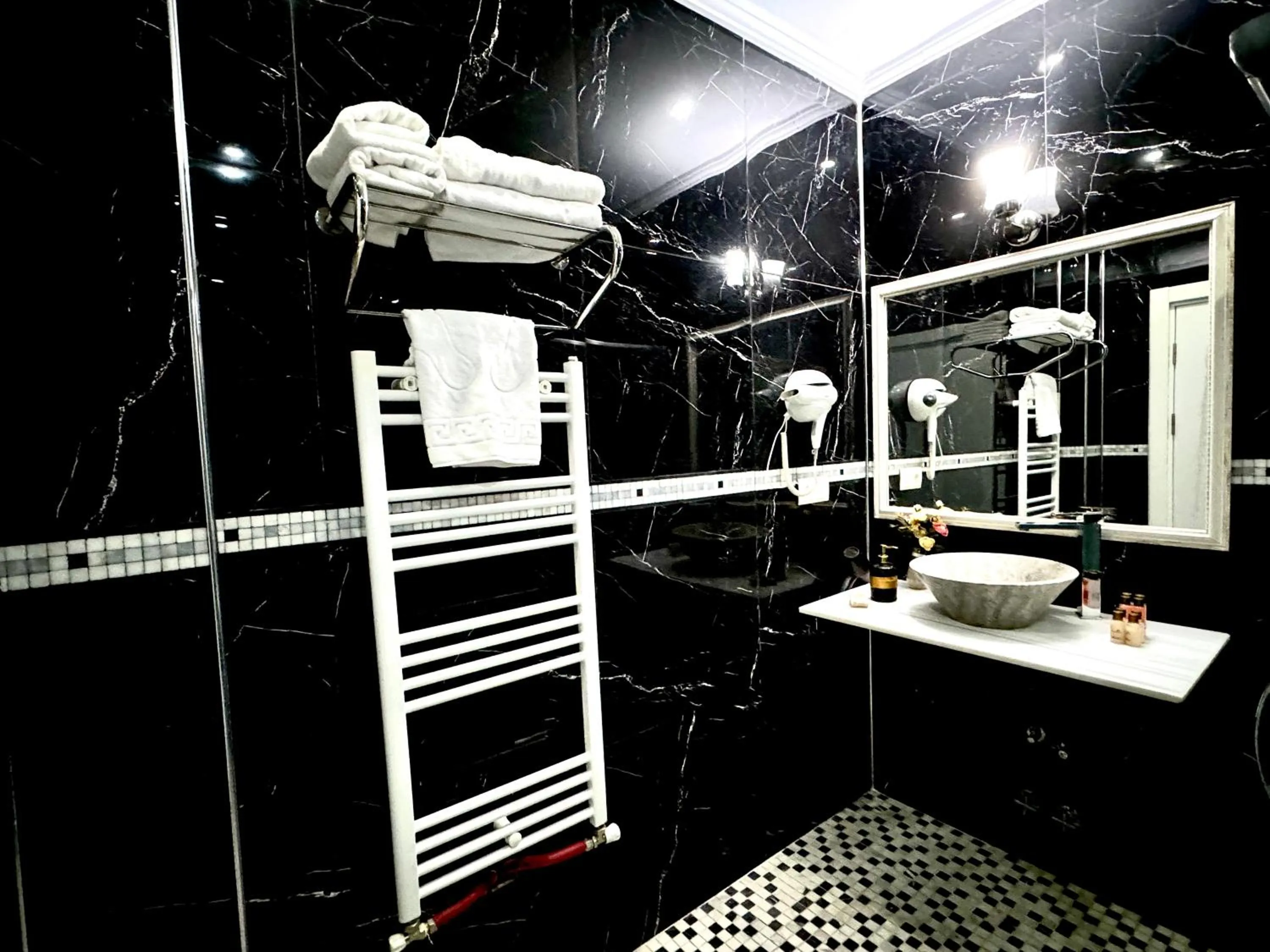 Shower in THE RED HORSE HOTEL