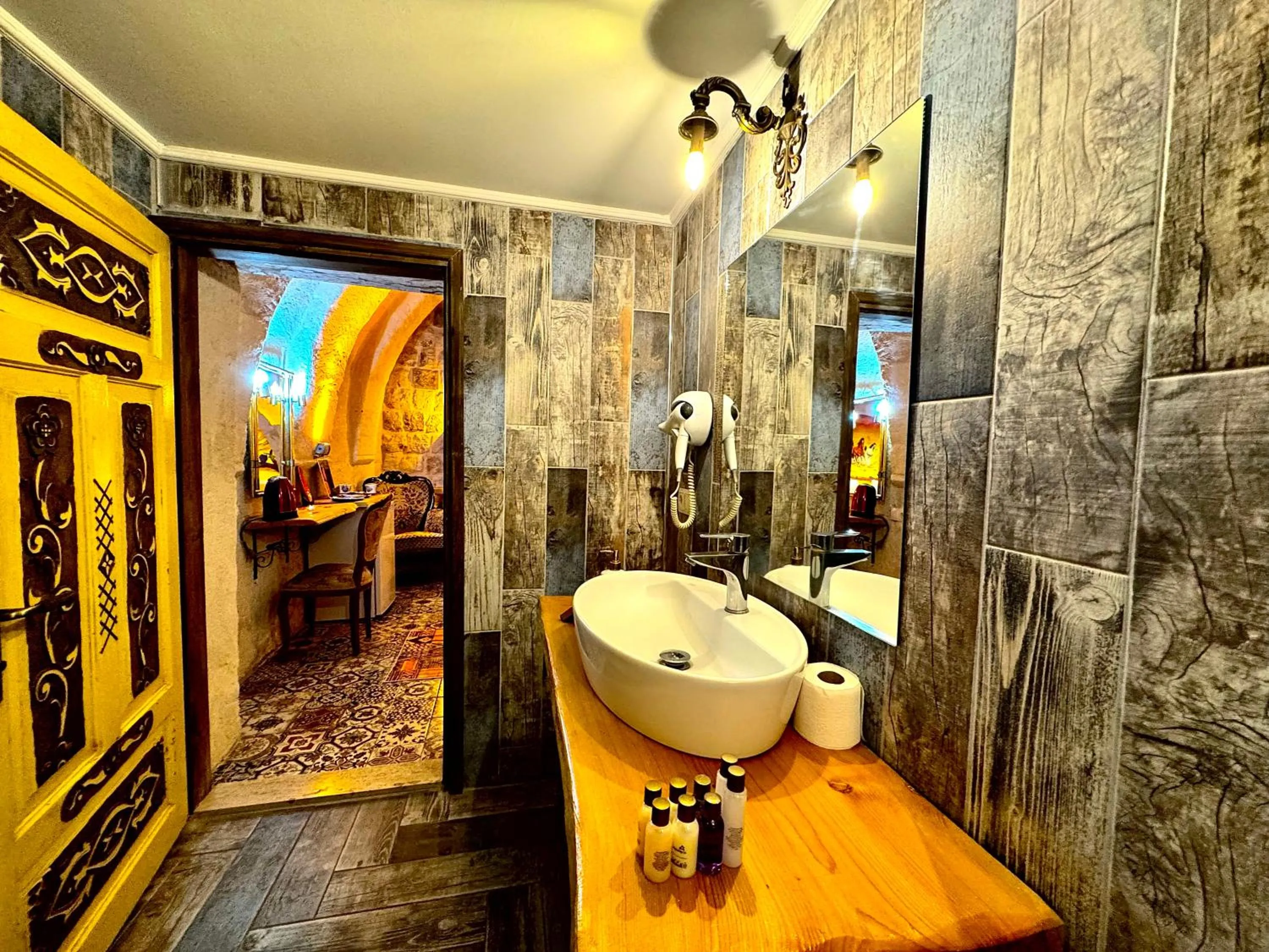 Bathroom in THE RED HORSE HOTEL