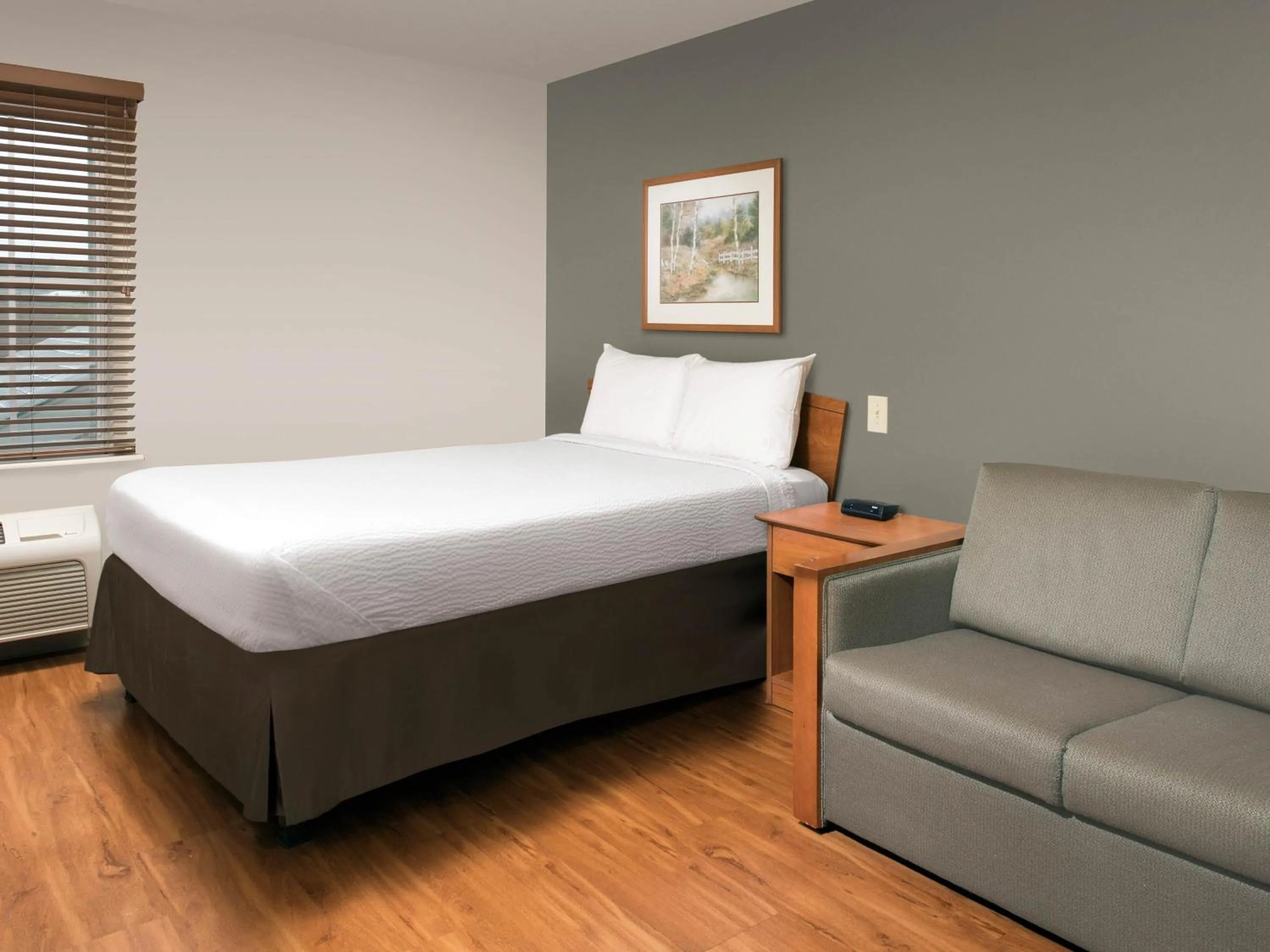 Bed in Extended Stay America Select Suites - Cleveland - Mentor