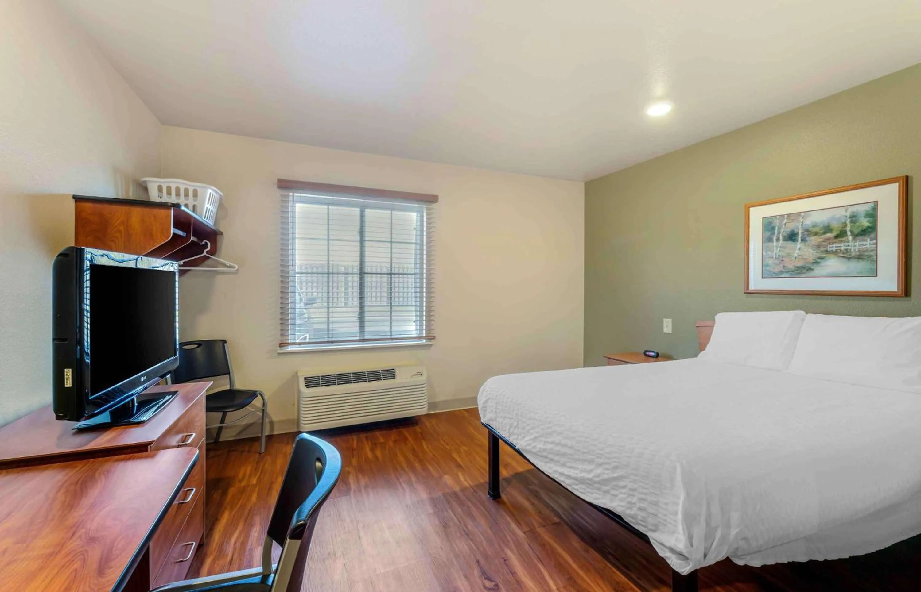 Bedroom, Bed in Extended Stay America Select Suites - Cleveland - Mentor