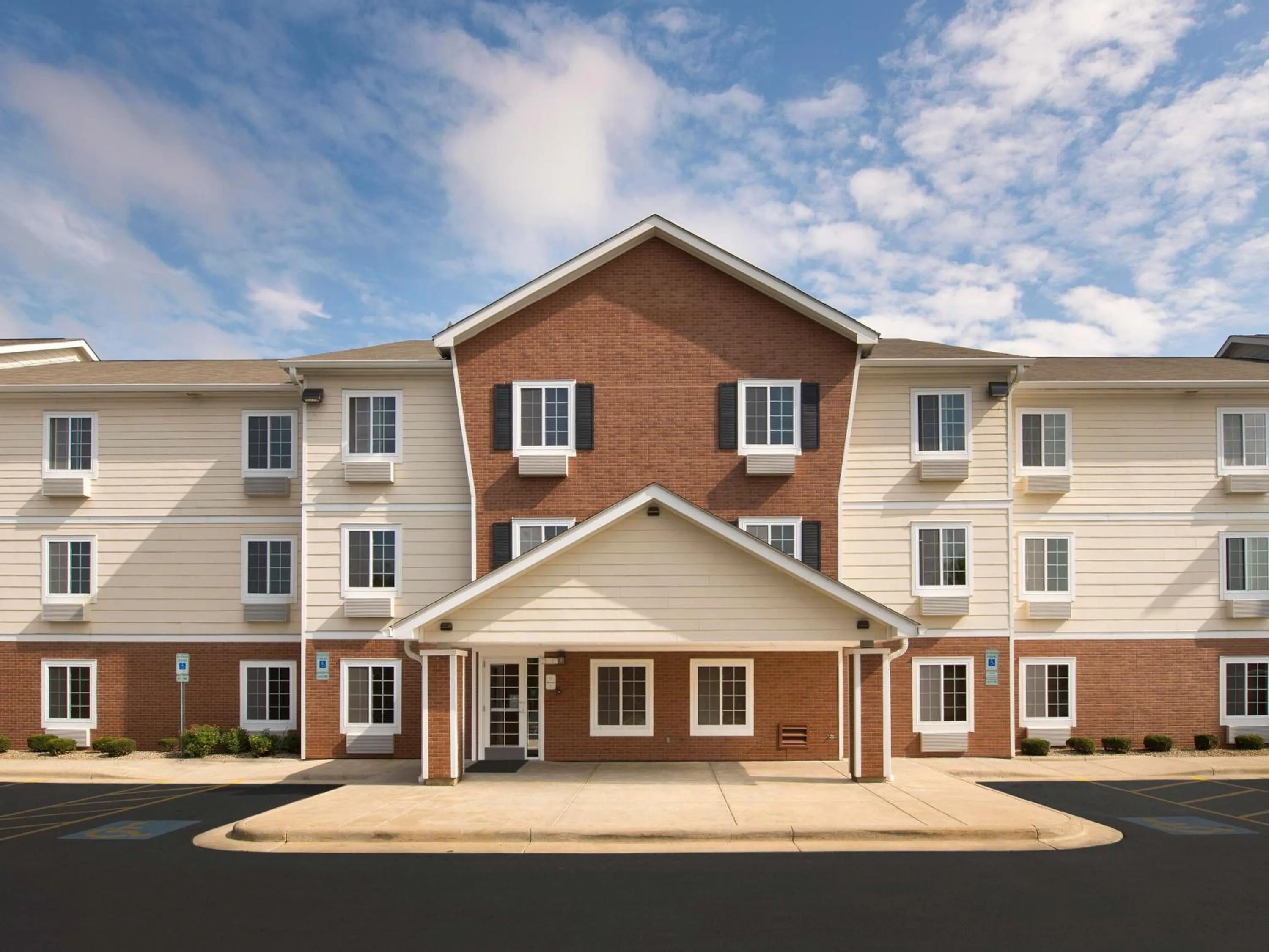 Property building in Extended Stay America Select Suites - Cleveland - Mentor