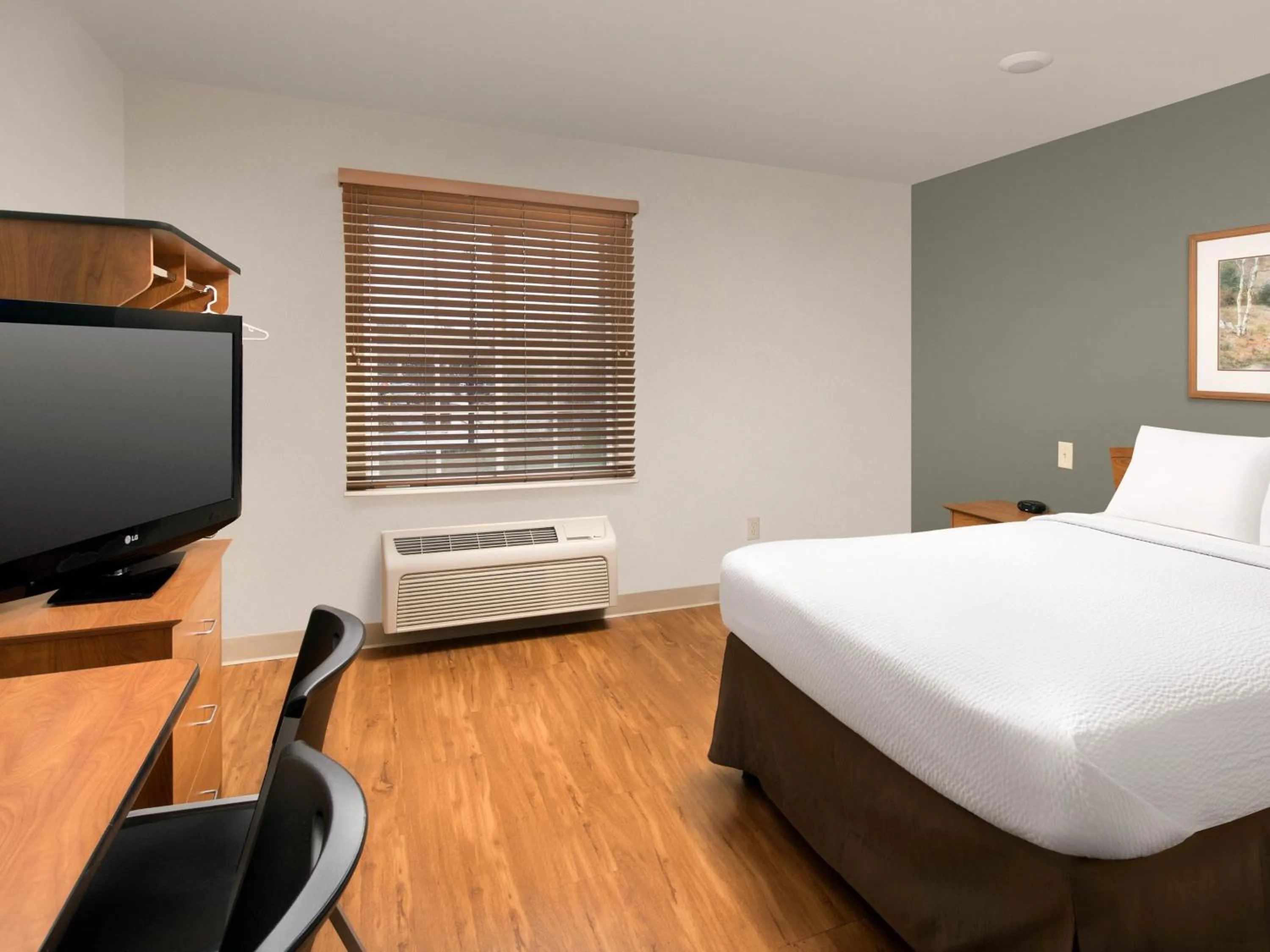 Bed in Extended Stay America Select Suites - Cleveland - Mentor