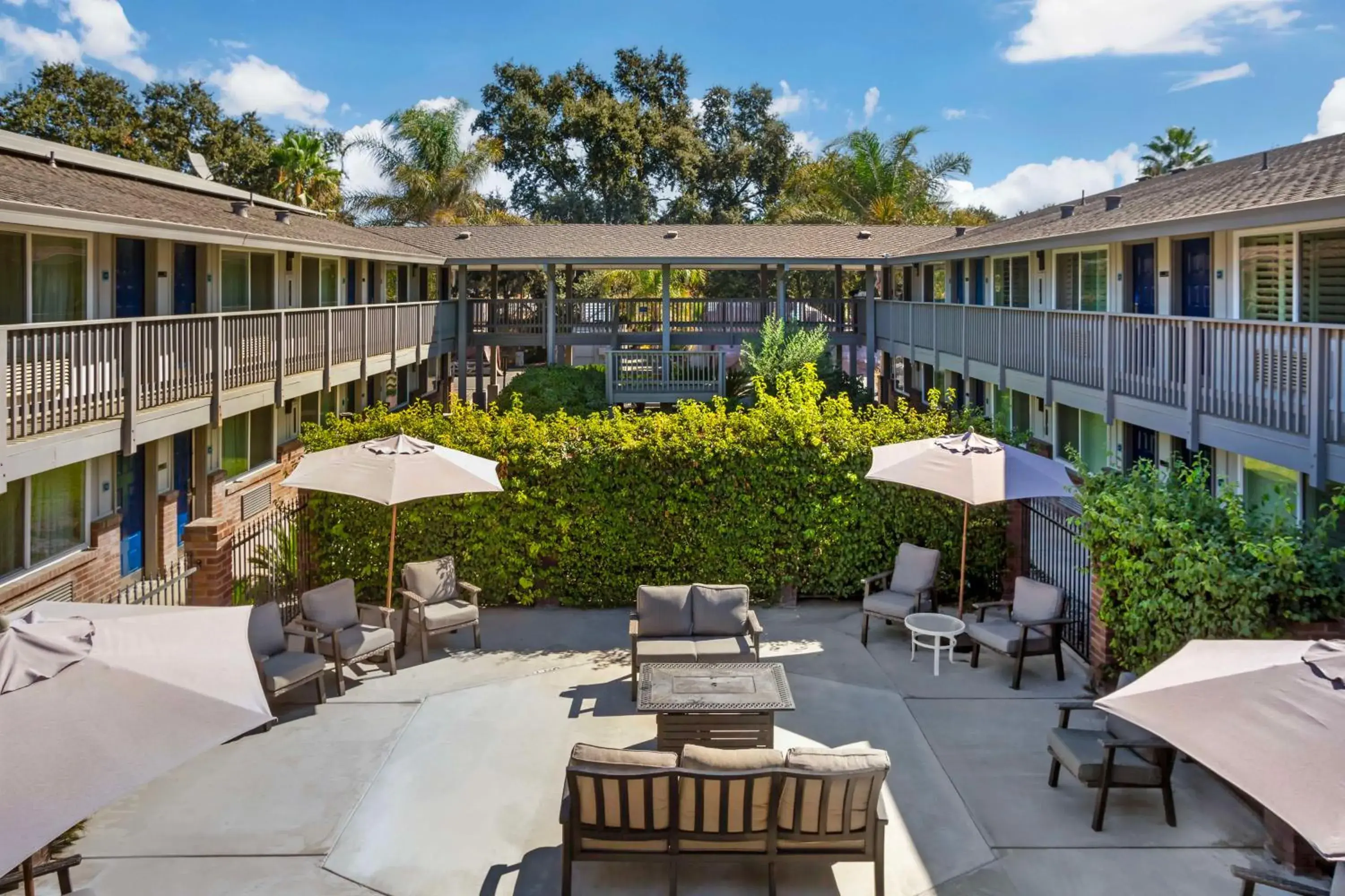 Property building in Best Western Shadow Inn Property building in Best Western Shadow Inn