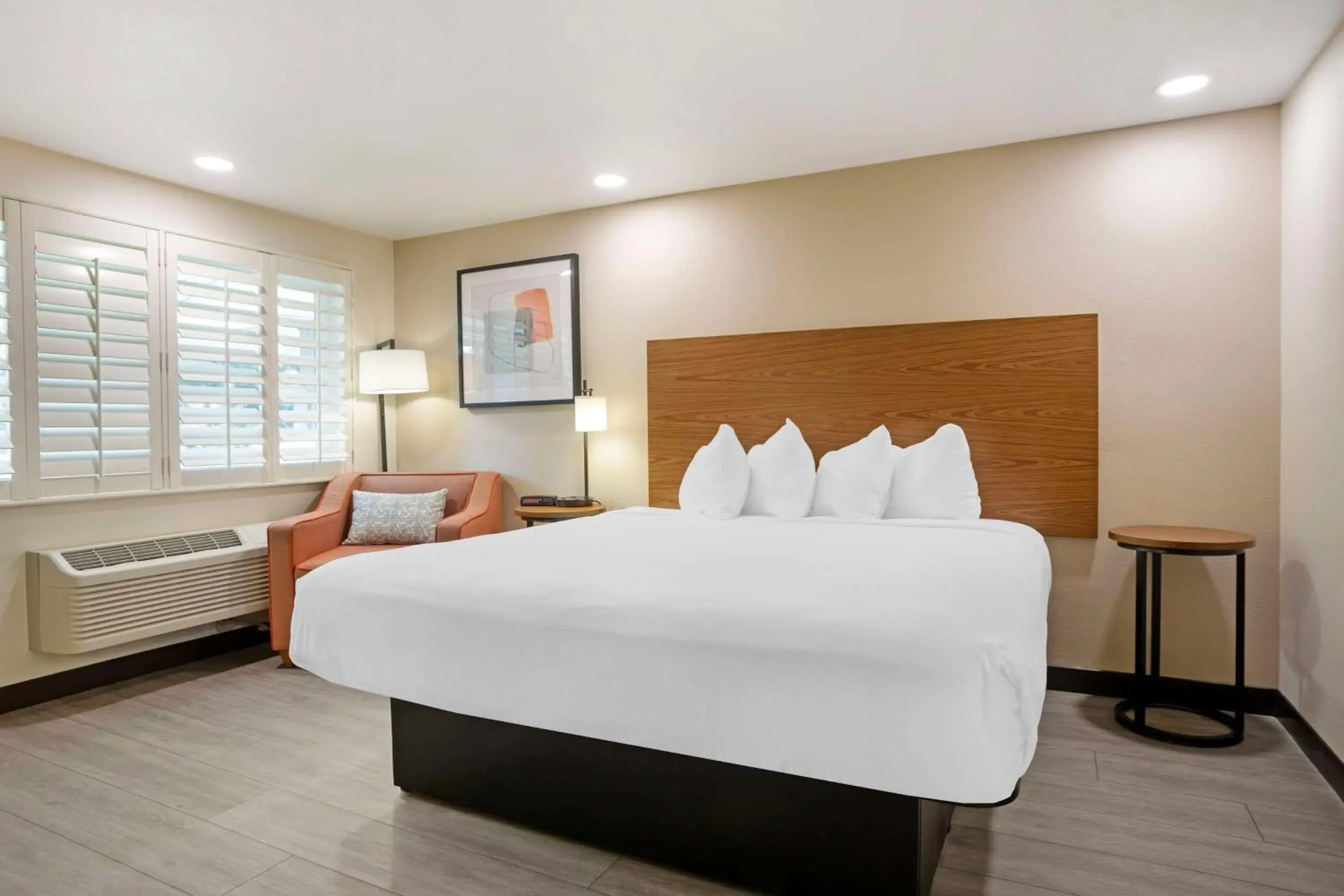 Bedroom, Bed in Best Western Shadow Inn Bedroom, Bed in Best Western Shadow Inn