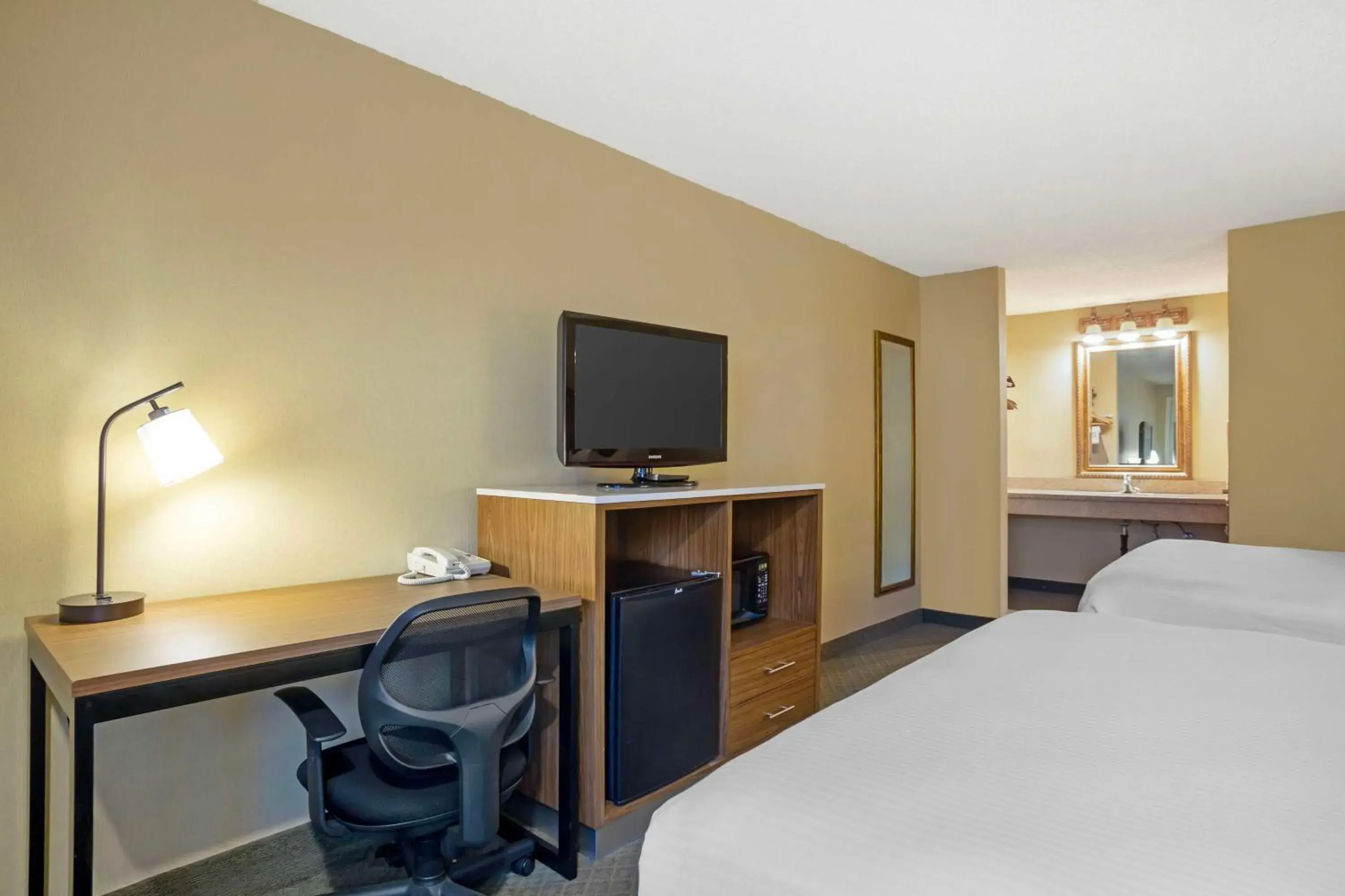 Queen Room with Two Queen Beds and Bath Tub - Disability Access/Non-Smoking in Best Western Shadow Inn Queen Room with Two Queen Beds and Bath Tub - Disability Access/Non-Smoking in Best Western Shadow Inn