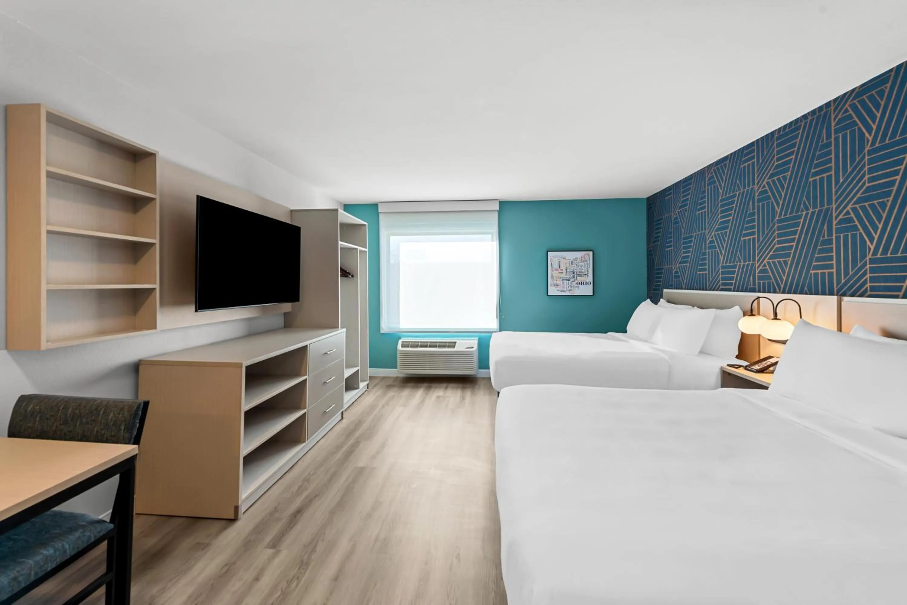 Communal lounge/ TV room, Bed in MainStay Suites Columbus North - Worthington