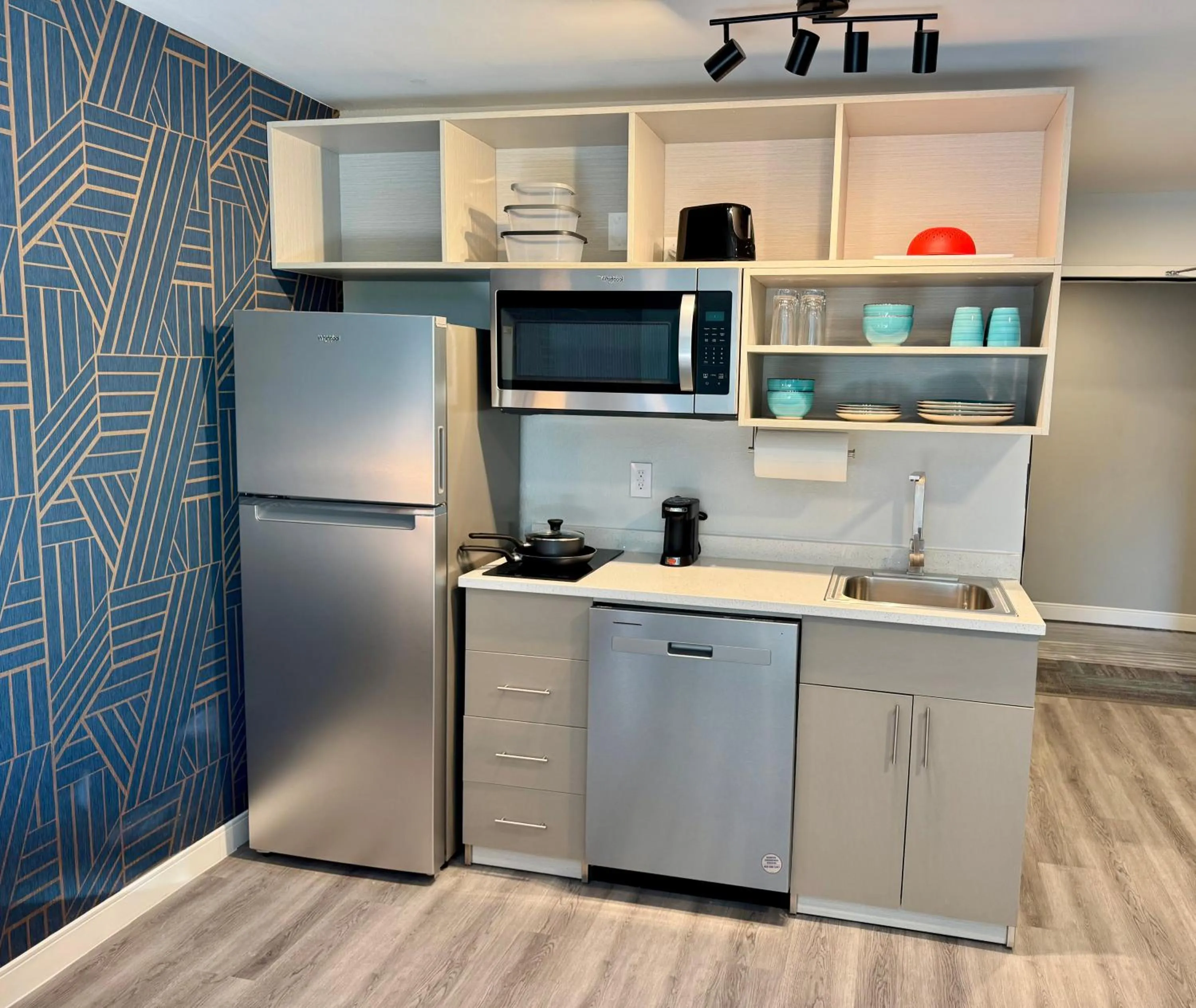 Kitchen or kitchenette in Suburban Studios Columbus North