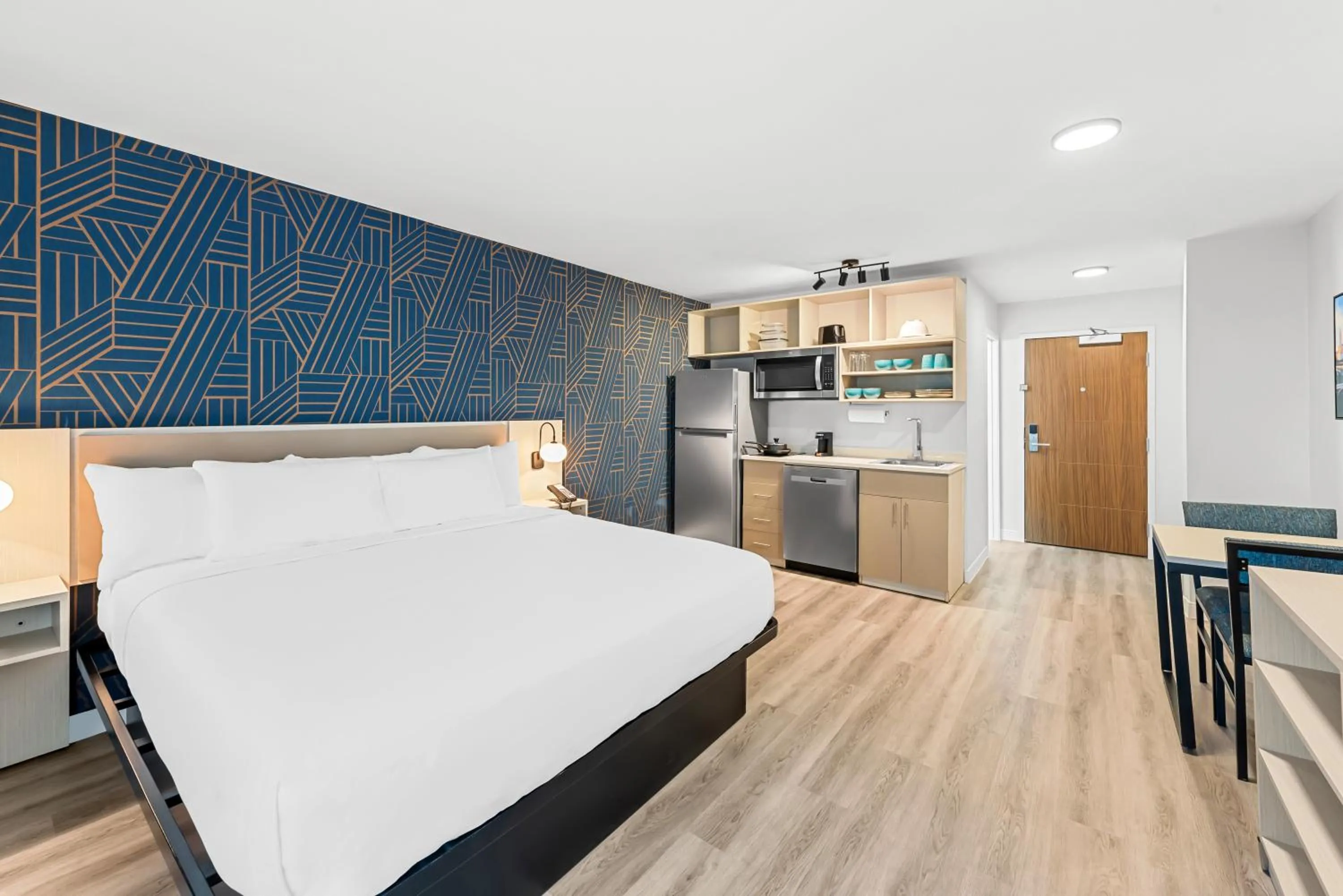 Kitchen or kitchenette, Bed in Suburban Studios Columbus North