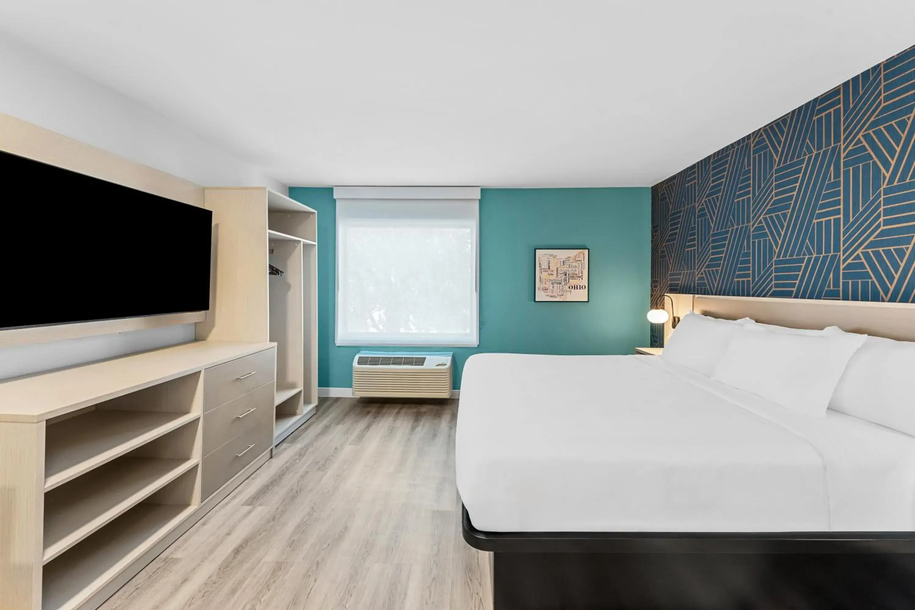 Communal lounge/ TV room, Bed in Suburban Studios Columbus North Communal lounge/ TV room, Bed in Suburban Studios Columbus North