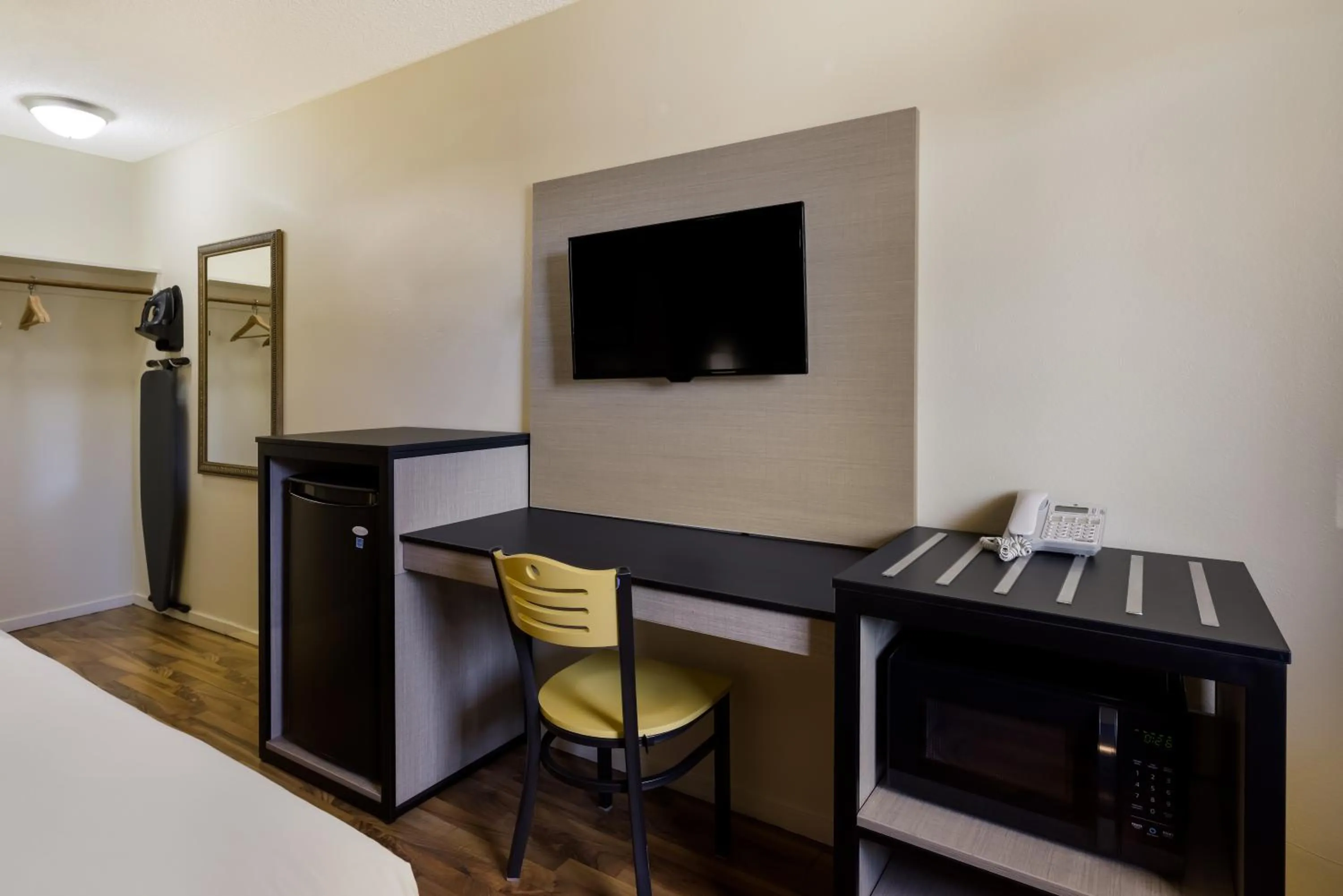TV and multimedia, Bed in Rodeway Inn Livermore