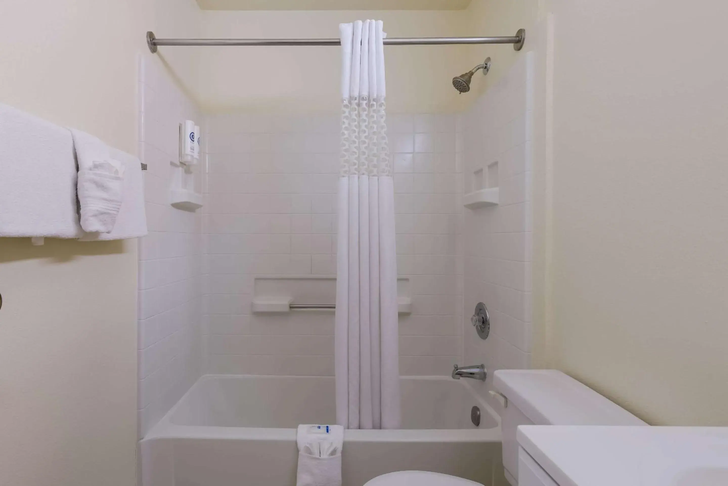 Bedroom in Rodeway Inn Livermore Bedroom in Rodeway Inn Livermore