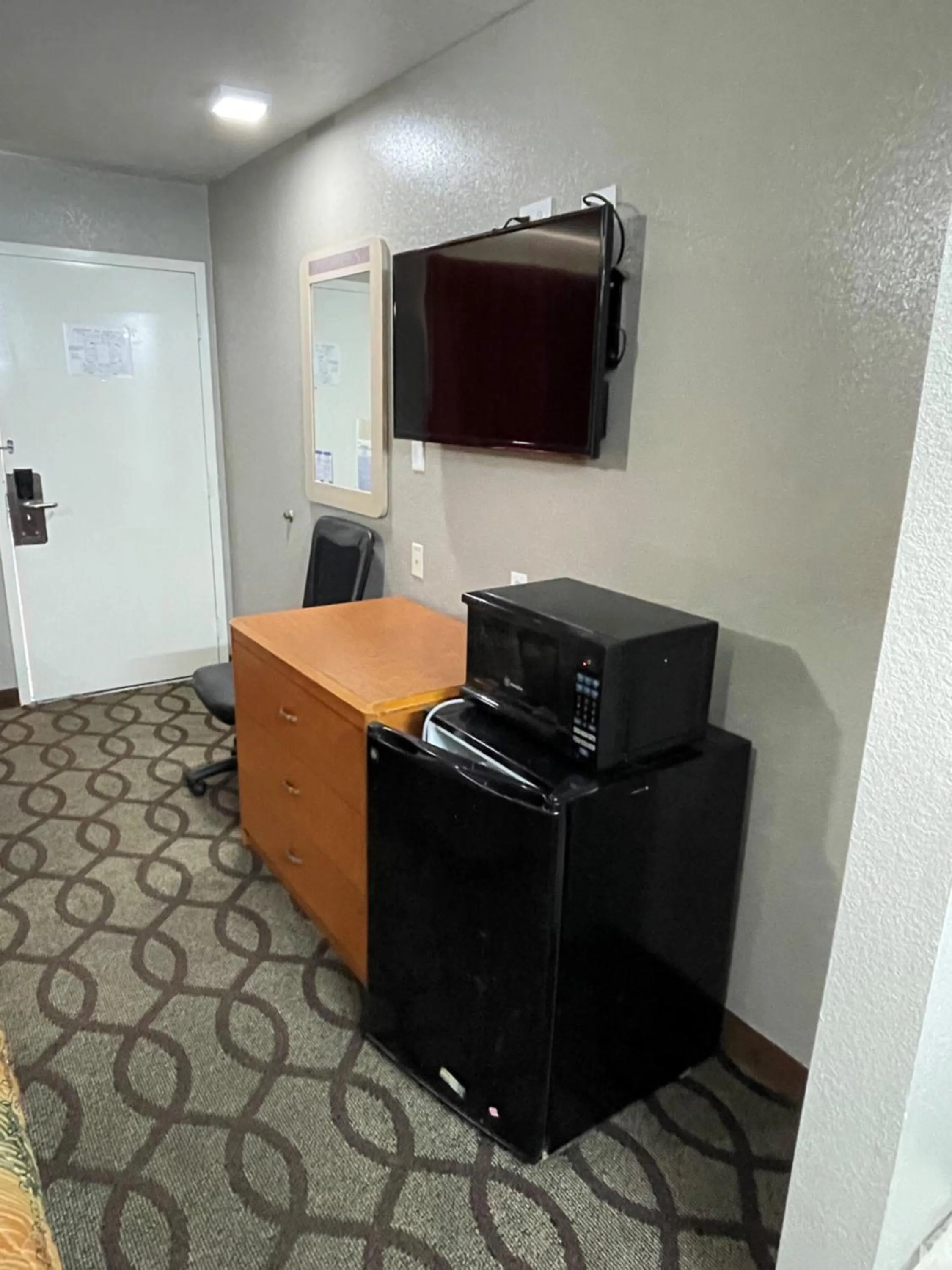 hair dresser in Super 7 Inn