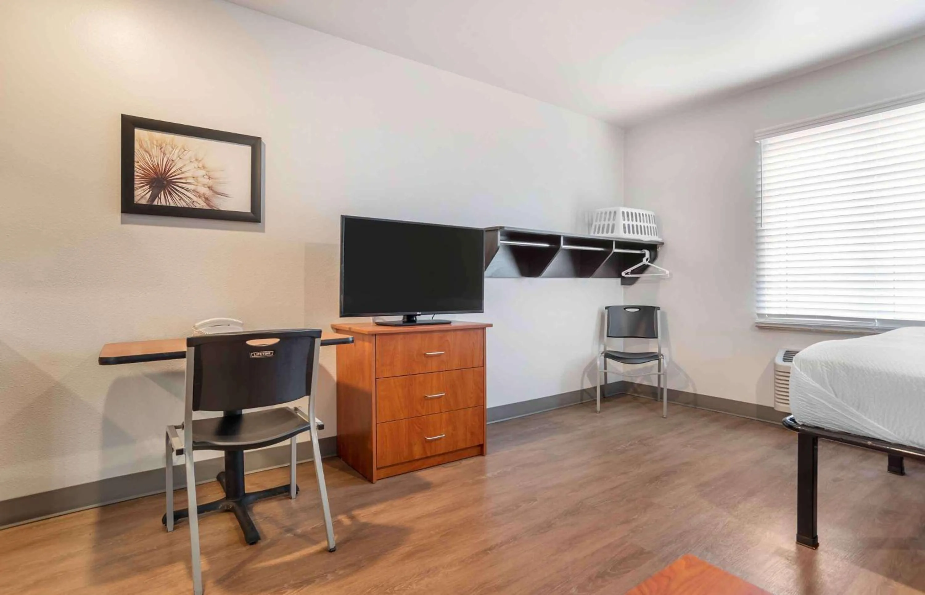 Bedroom in Extended Stay America Select Suites - Pensacola - Northeast