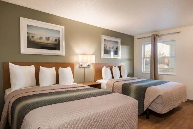 Bed in Birch Hill Suites Kansas City - Independence