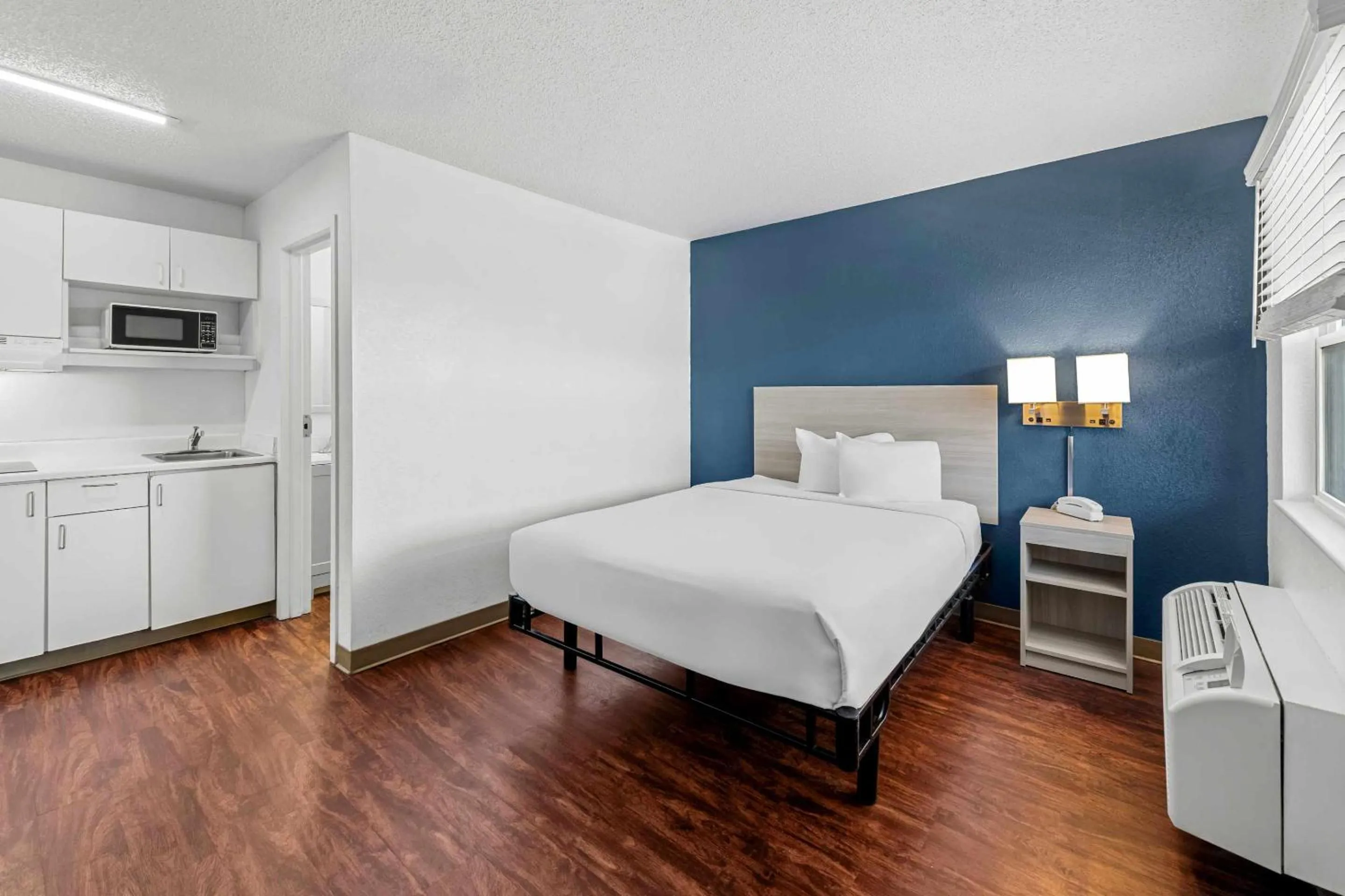 Bedroom, Bed in Birch Hill Suites Kansas City - Independence