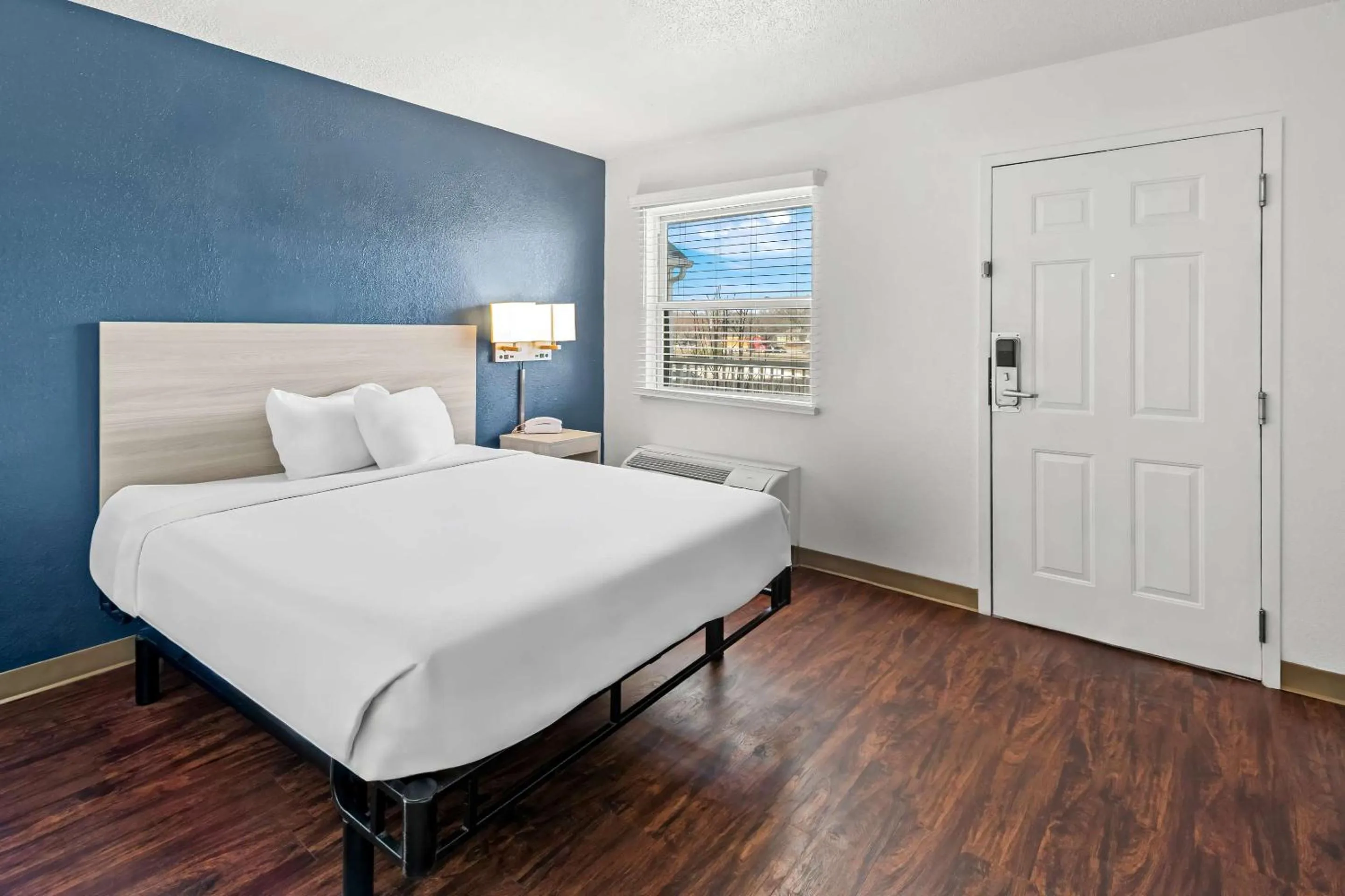 Bedroom, Bed in Birch Hill Suites Kansas City - Independence