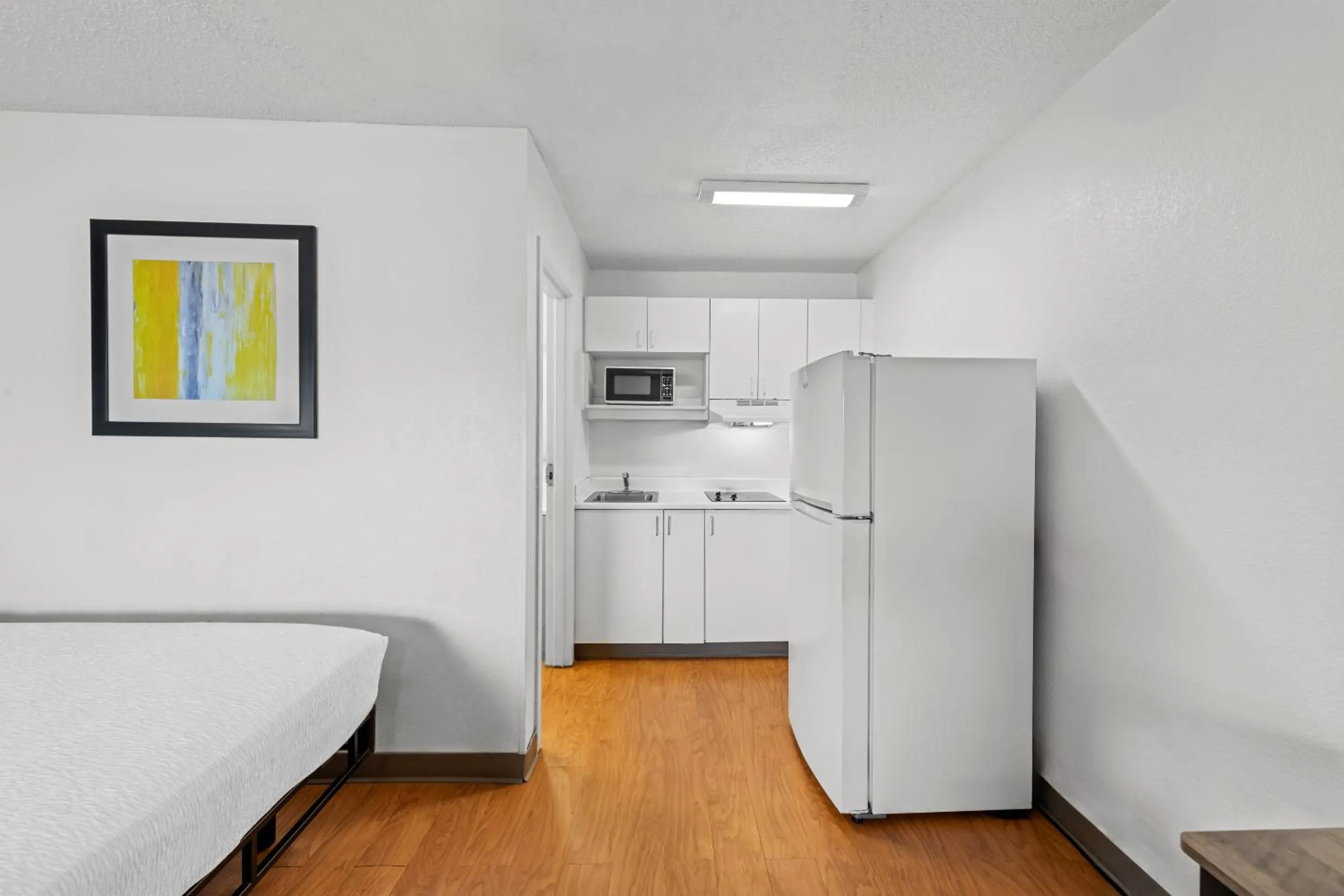 Kitchen or kitchenette, Bed in Birch Hill Suites Kansas City - Independence