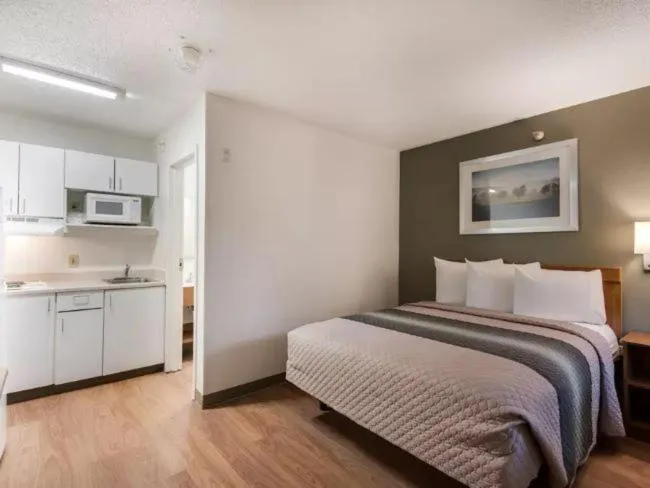 Bed in Birch Hill Suites Kansas City - Independence