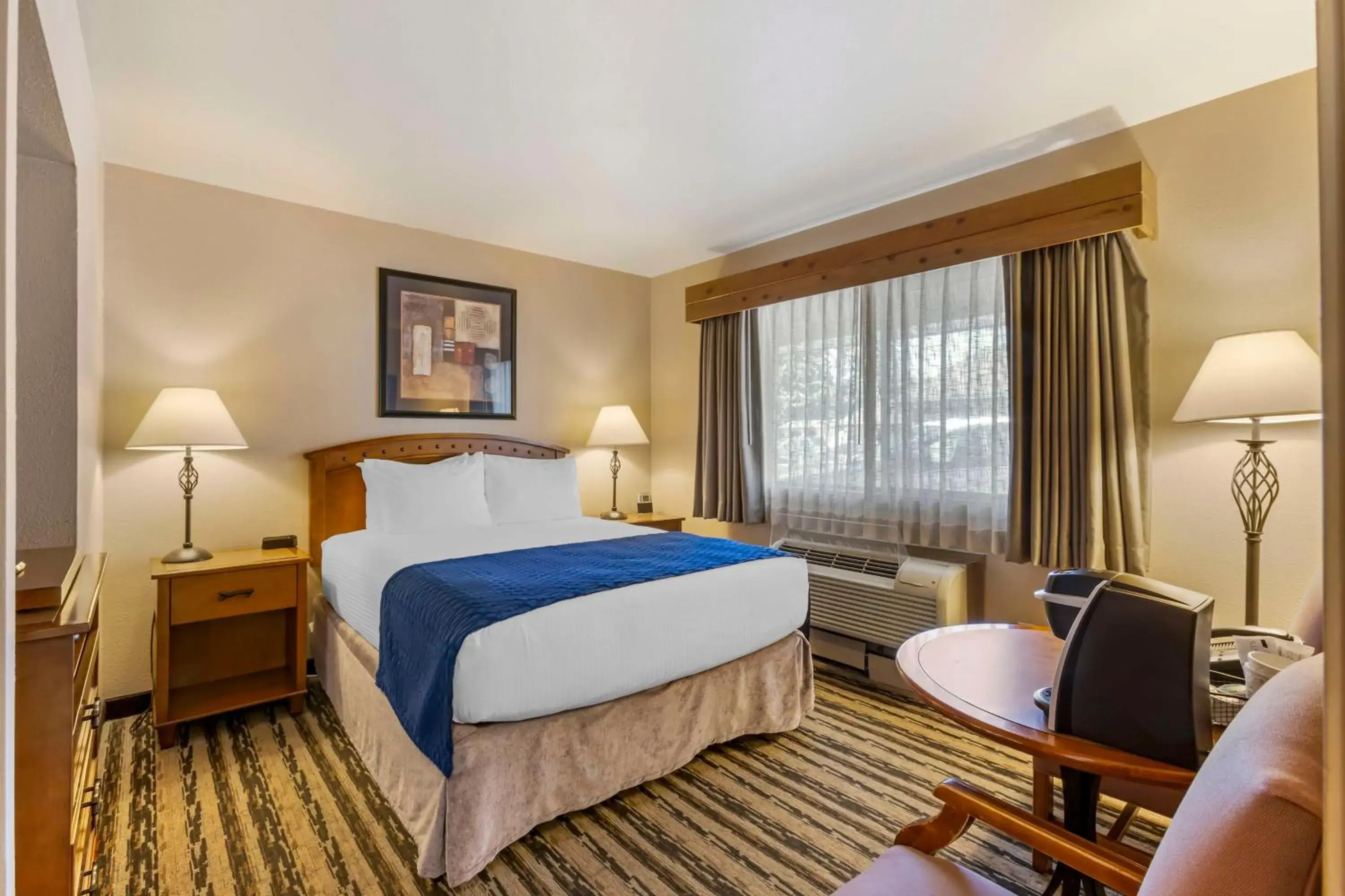 Small Queen Room in Best Western Sunset Inn Small Queen Room in Best Western Sunset Inn