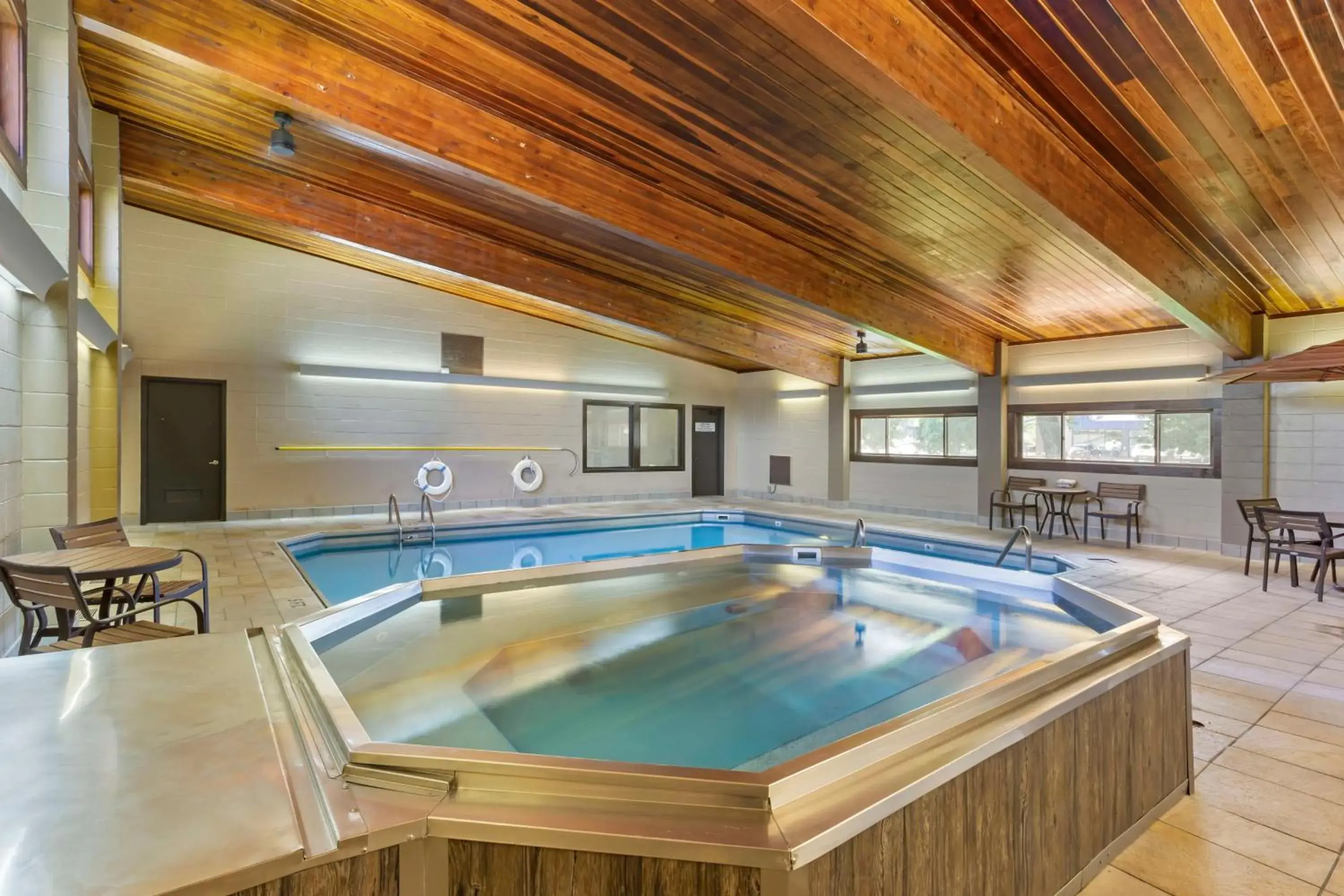 Pool view in Best Western Sunset Inn Pool view in Best Western Sunset Inn