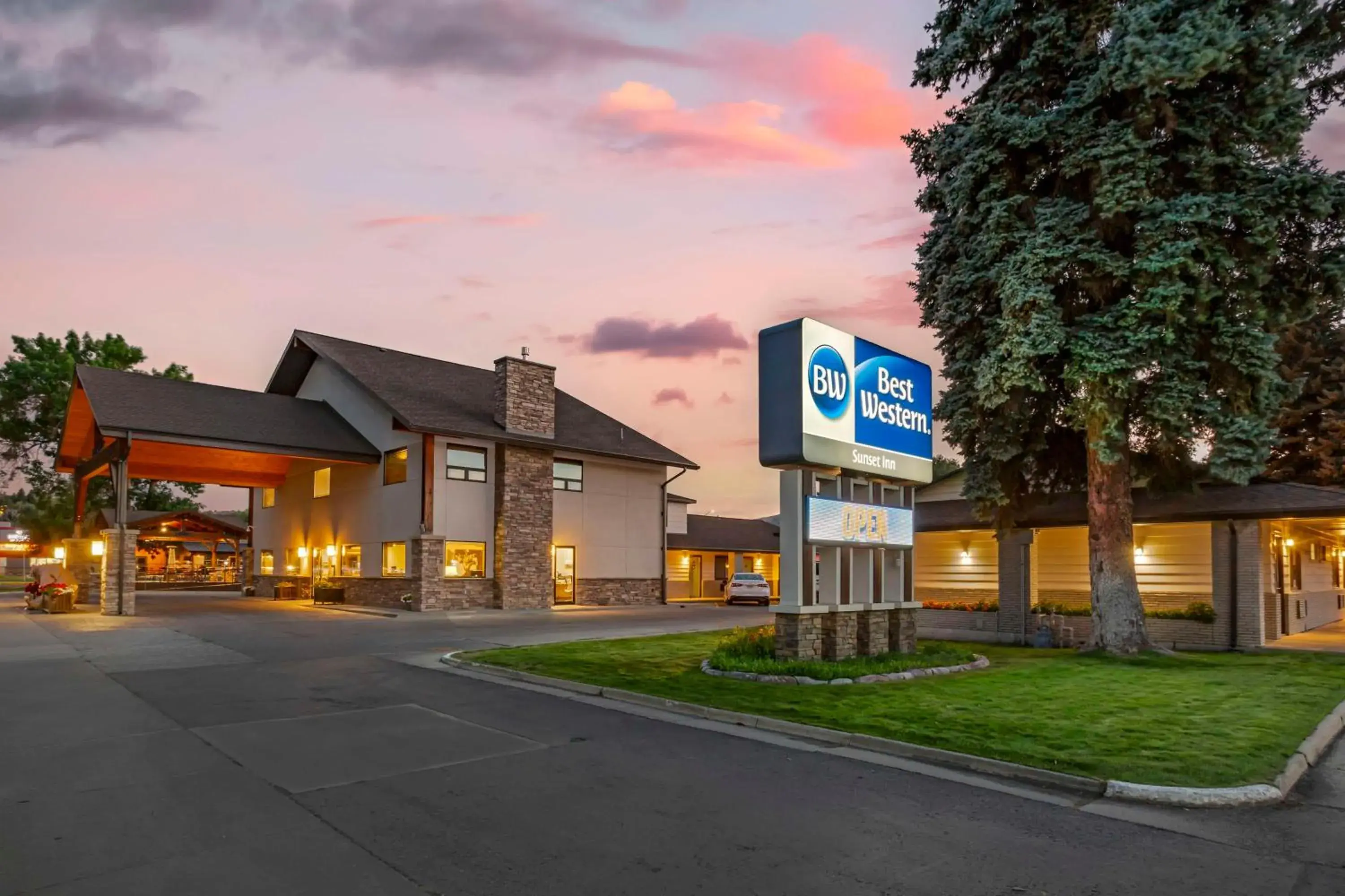 Property building in Best Western Sunset Inn Property building in Best Western Sunset Inn