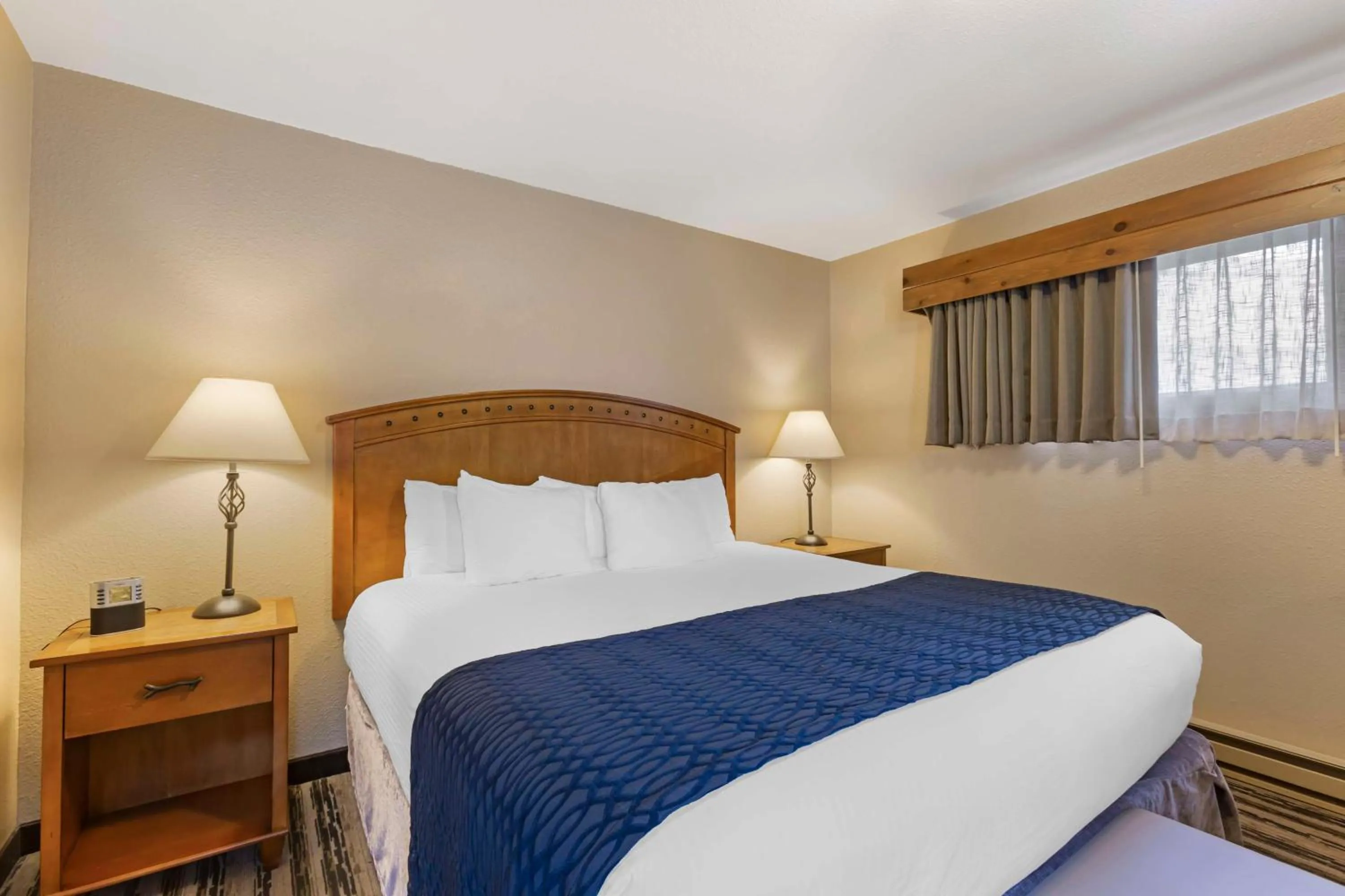 Bedroom, Bed in Best Western Sunset Inn