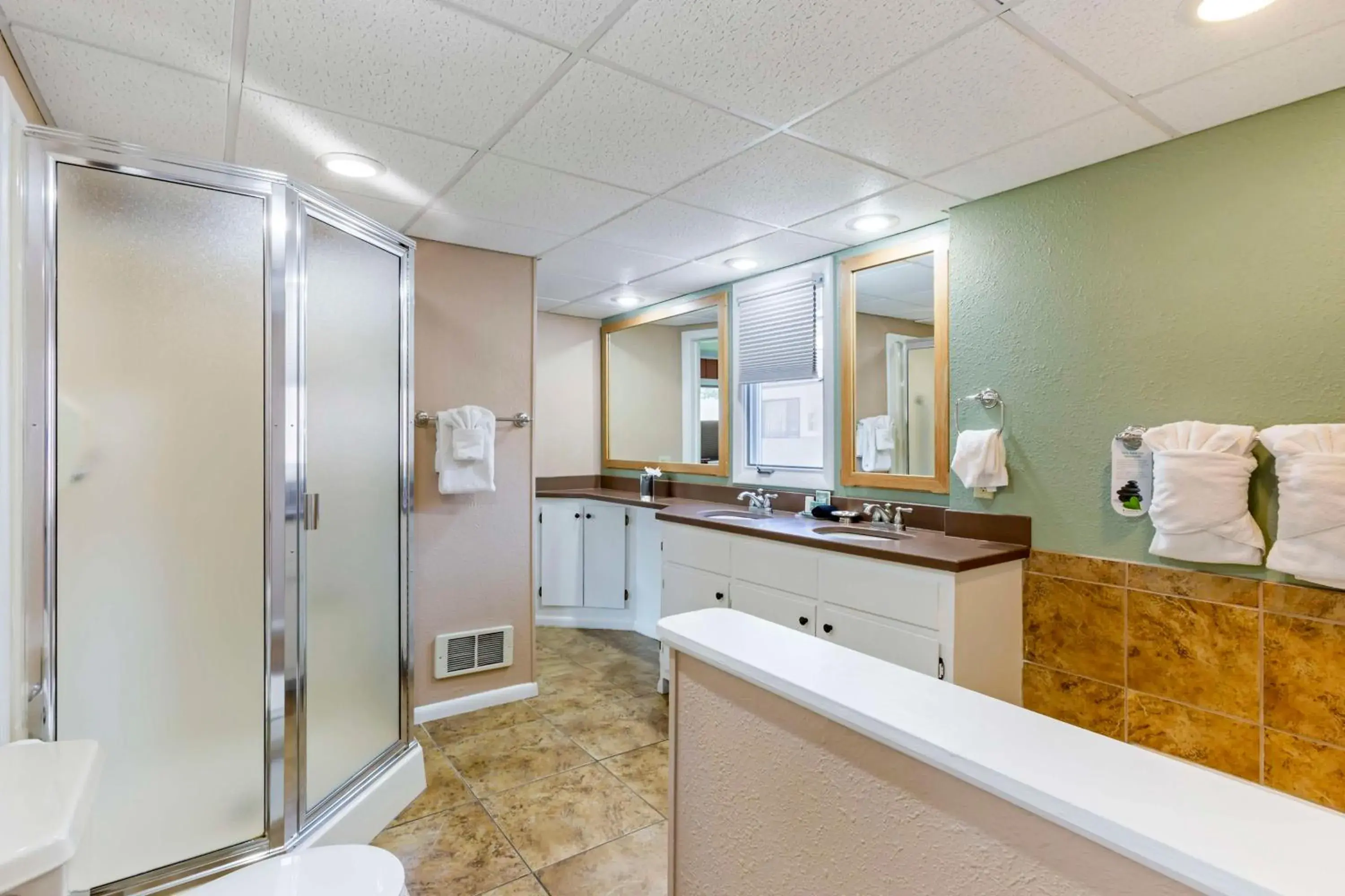 Bathroom in Best Western Sunset Inn Bathroom in Best Western Sunset Inn