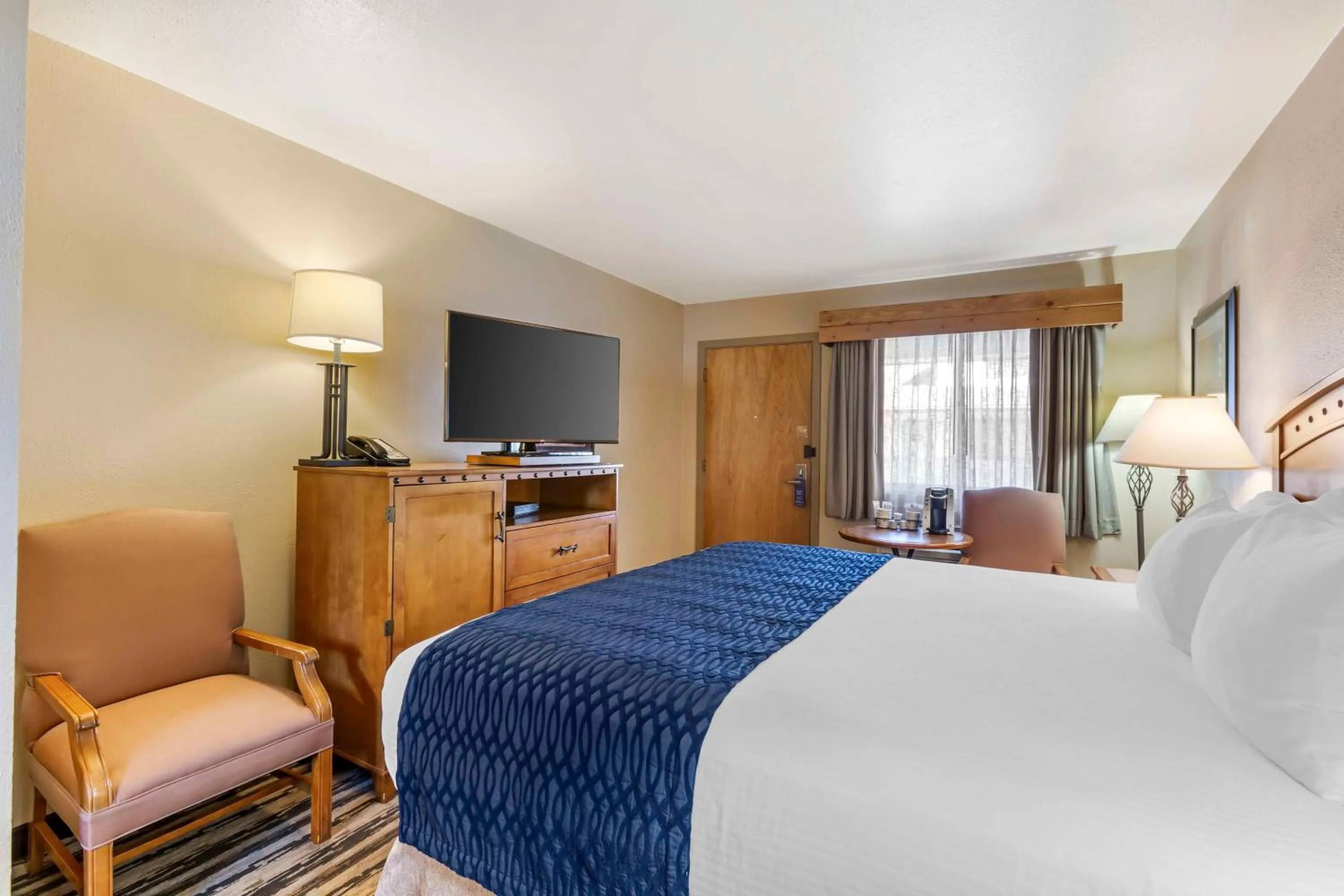 Bedroom, Bed in Best Western Sunset Inn