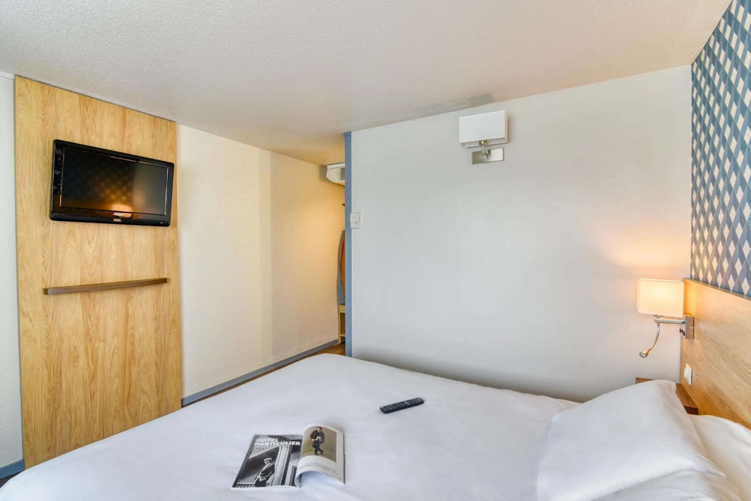 Bed in Kyriad Montauban Sud - Albasud