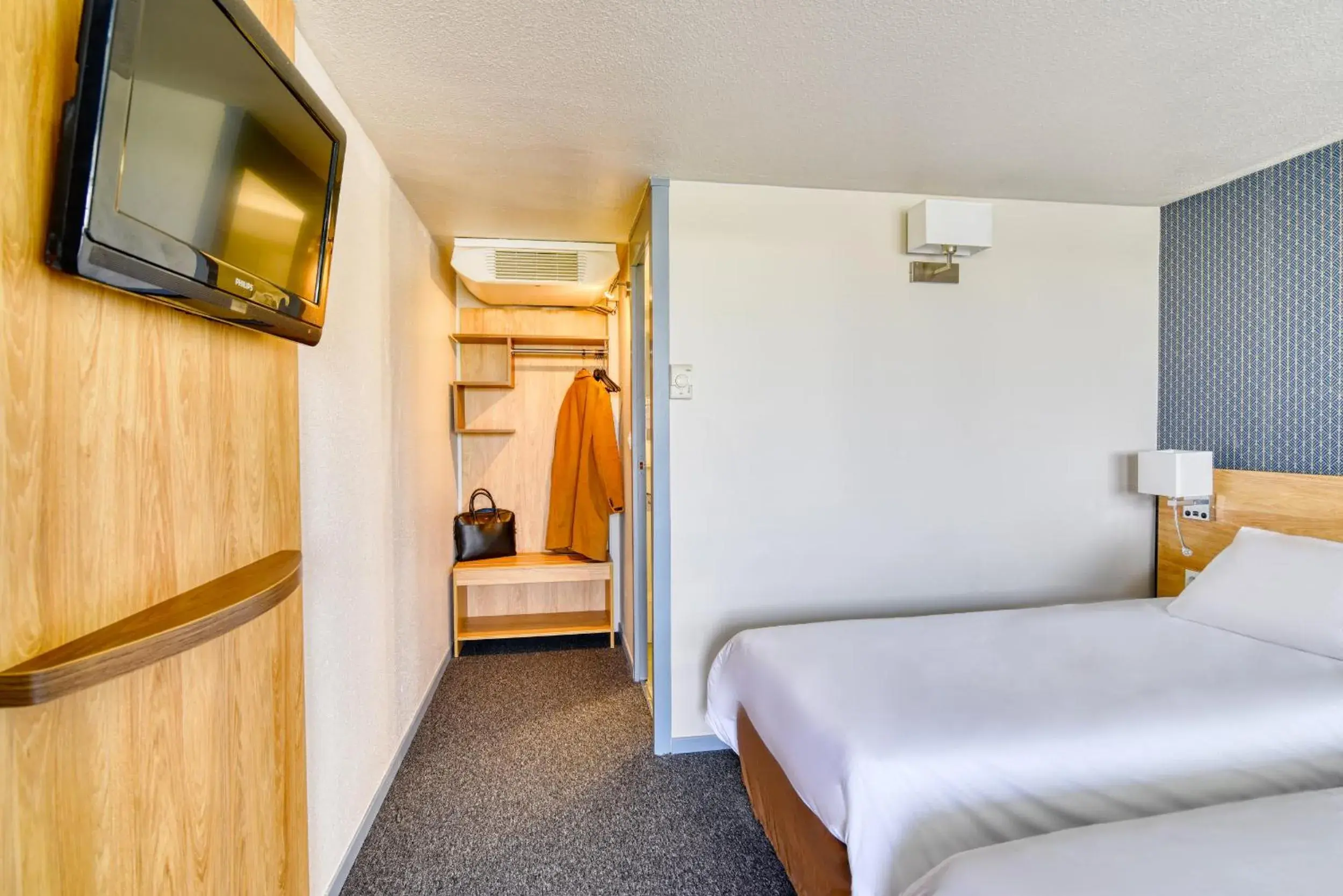 Bedroom, Bed in Kyriad Montauban Sud - Albasud Bedroom, Bed in Kyriad Montauban Sud - Albasud