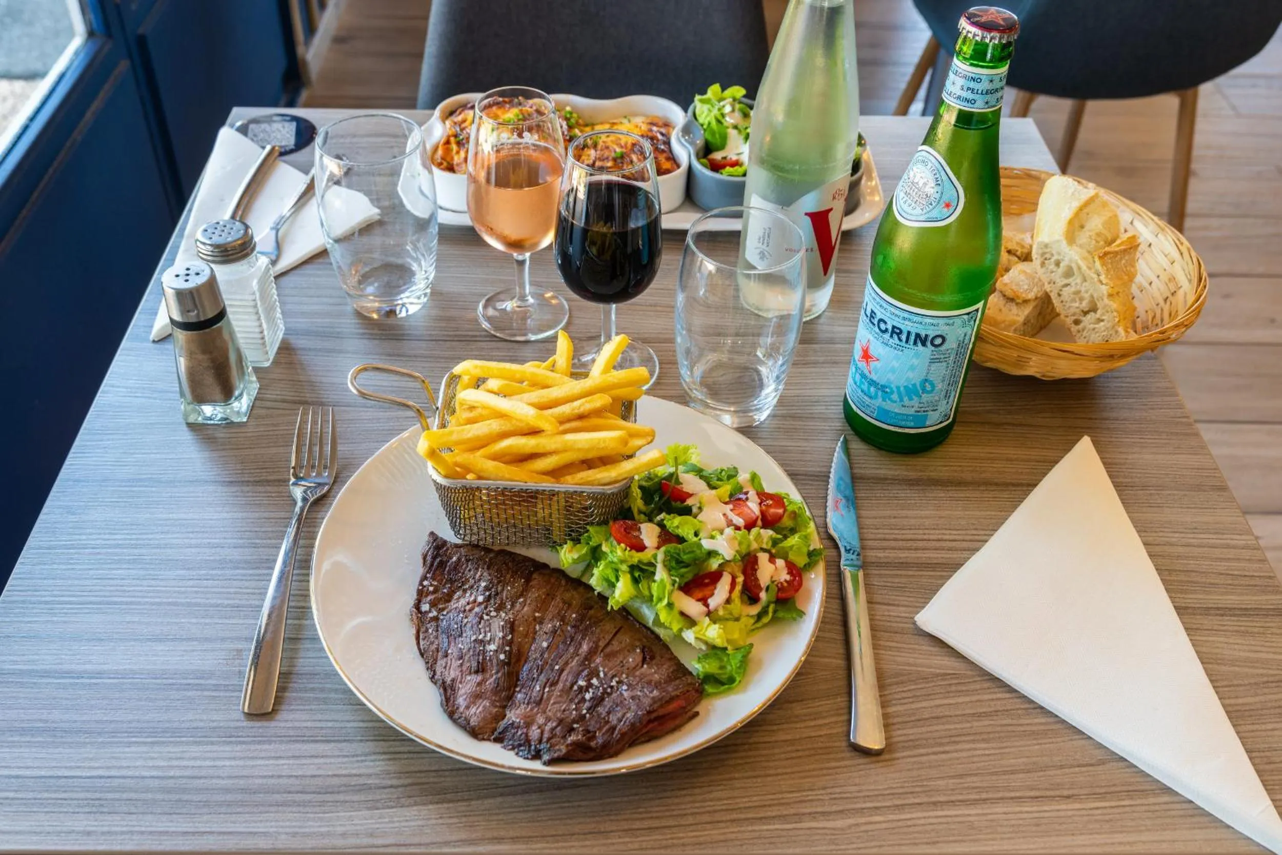 Dining area in Kyriad Montauban Sud - Albasud