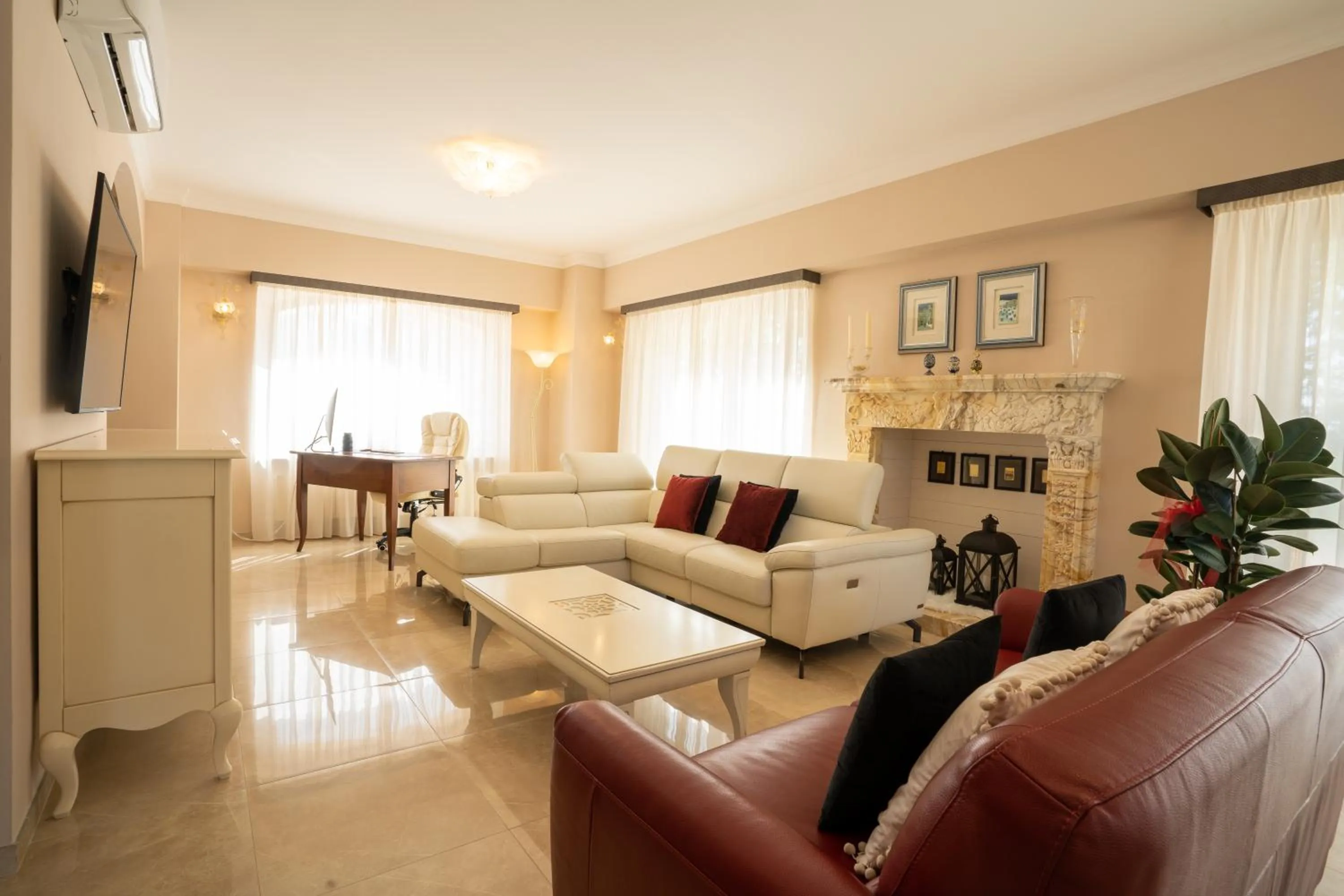 Communal lounge/ TV room in Il Castellaccio Bed & Breakfast