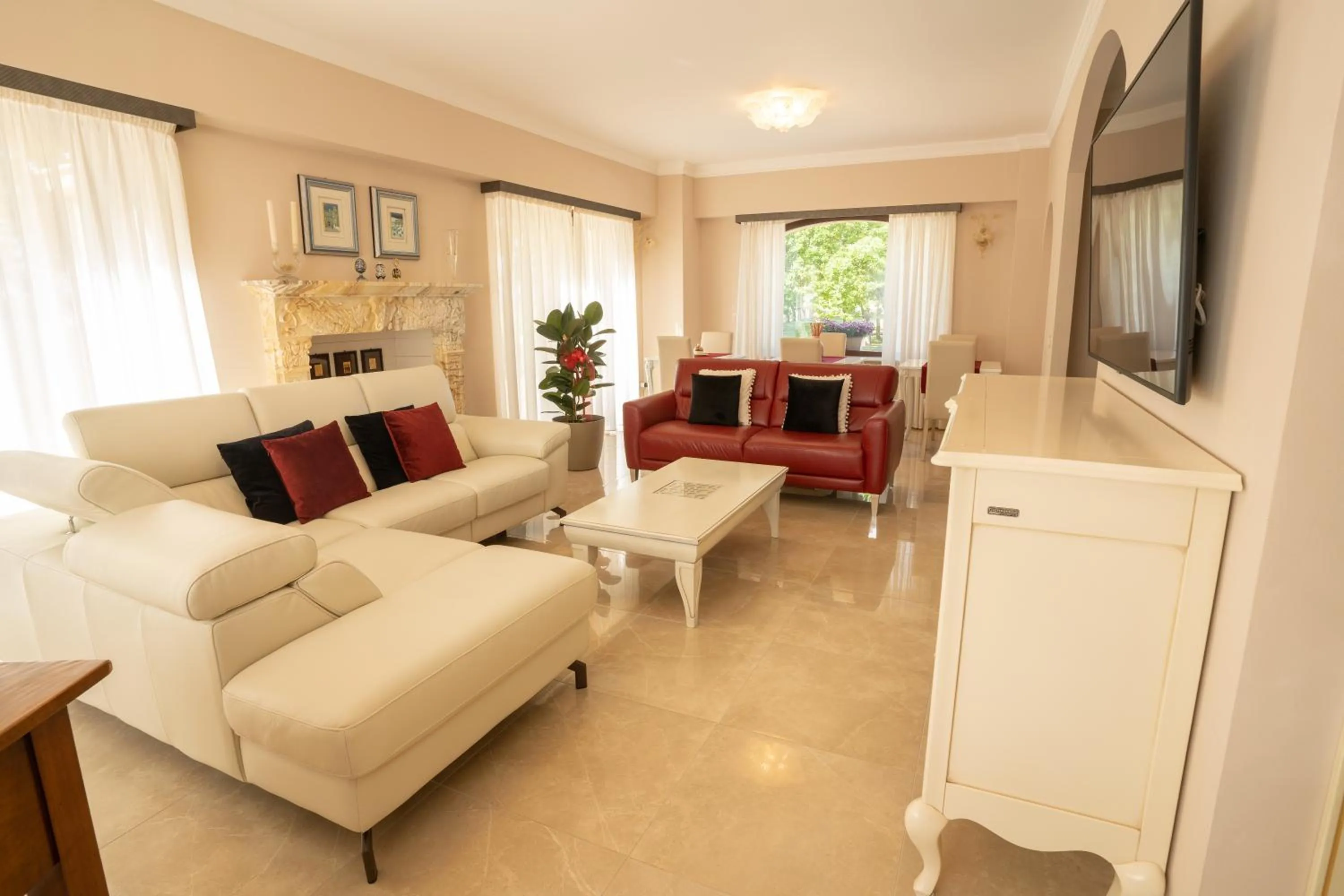 Communal lounge/ TV room in Il Castellaccio Bed & Breakfast