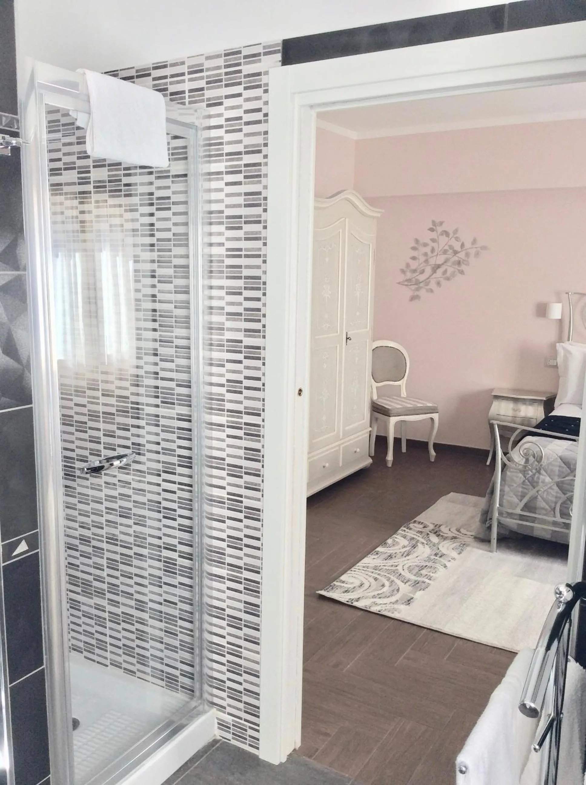 Shower, Bed in Il Castellaccio Bed & Breakfast