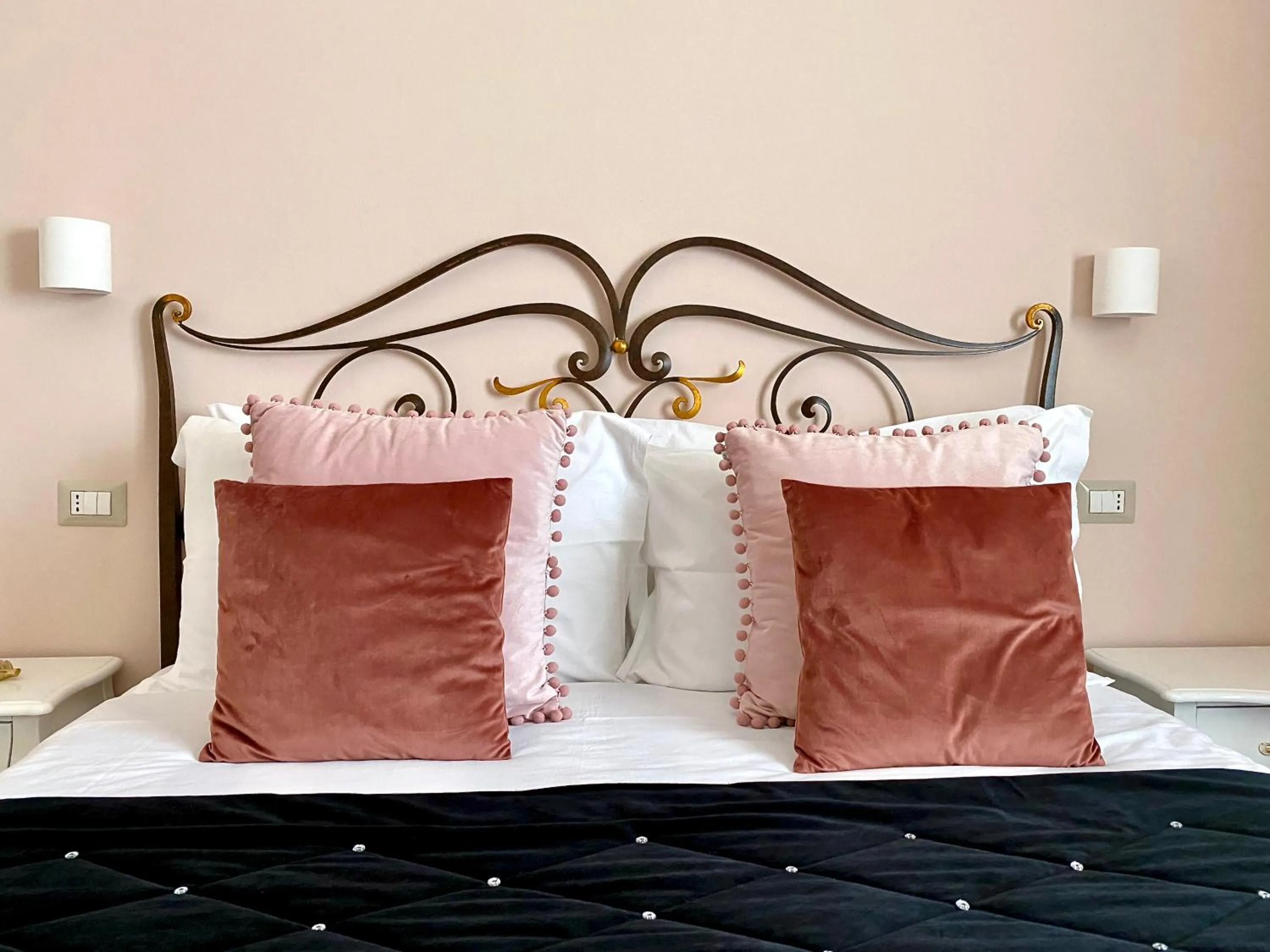 Decorative detail, Bed in Il Castellaccio Bed & Breakfast